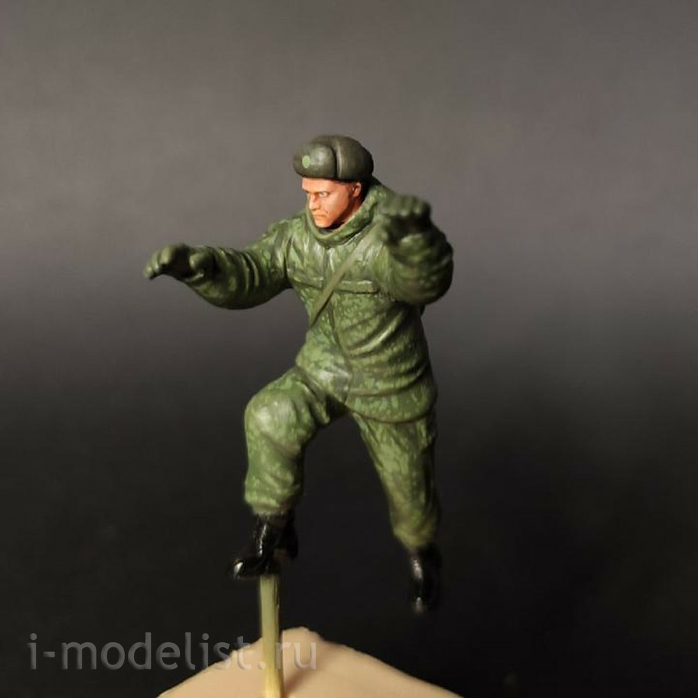im35003 Imodelist 1/35 Figure of the driver climbing into the cab, winter camouflage