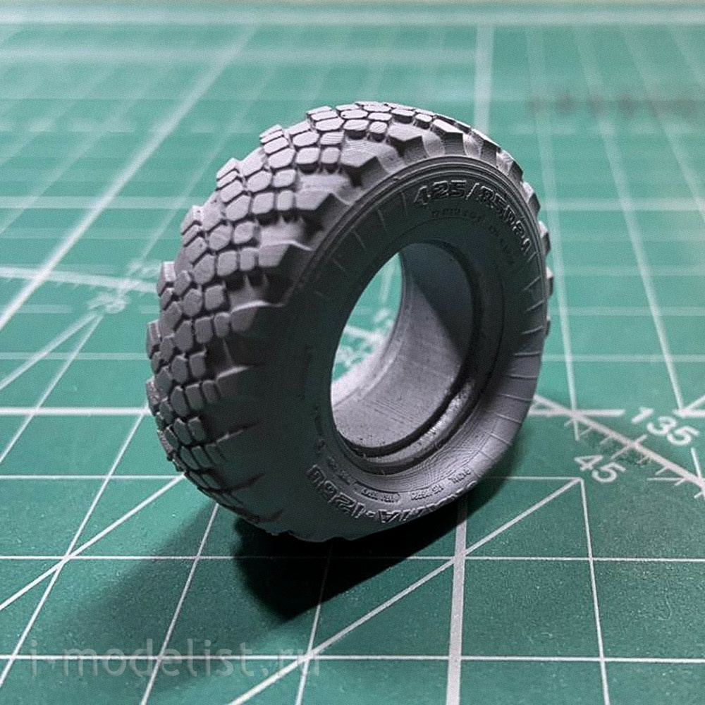 im35018 Imodelist 1/35 Set of mechanics (2 pieces) changing a flat tire (one wheel is also included) for К-4350