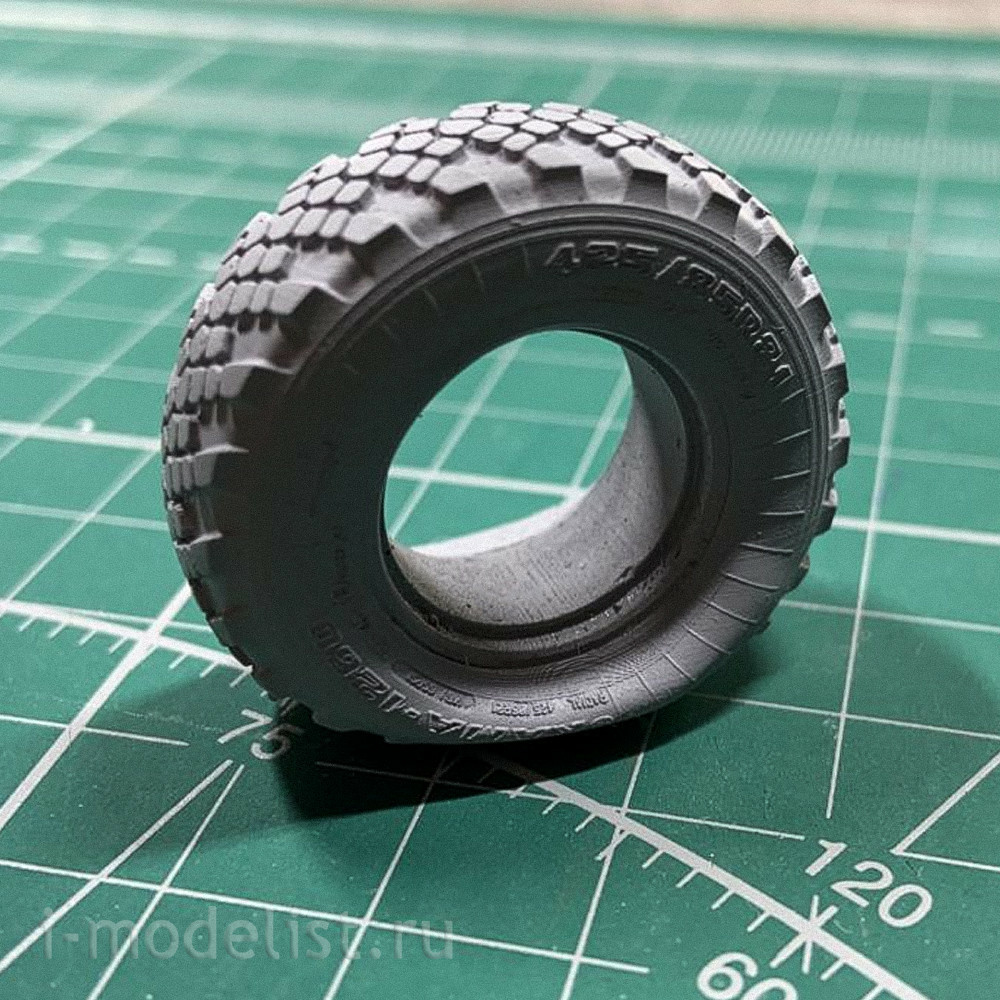 im35018 Imodelist 1/35 Set of mechanics (2 pieces) changing a flat tire (one wheel is also included) for К-4350