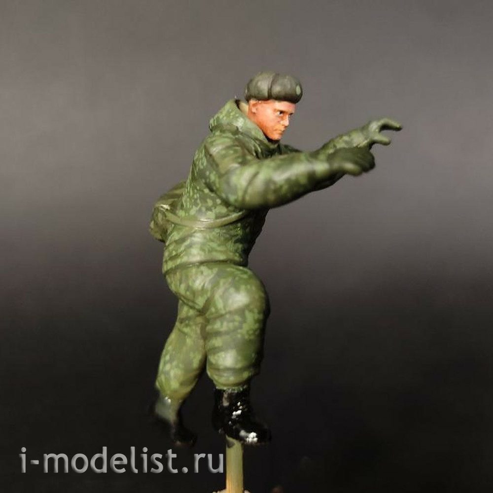 im35003 Imodelist 1/35 Figure of the driver climbing into the cab, winter camouflage