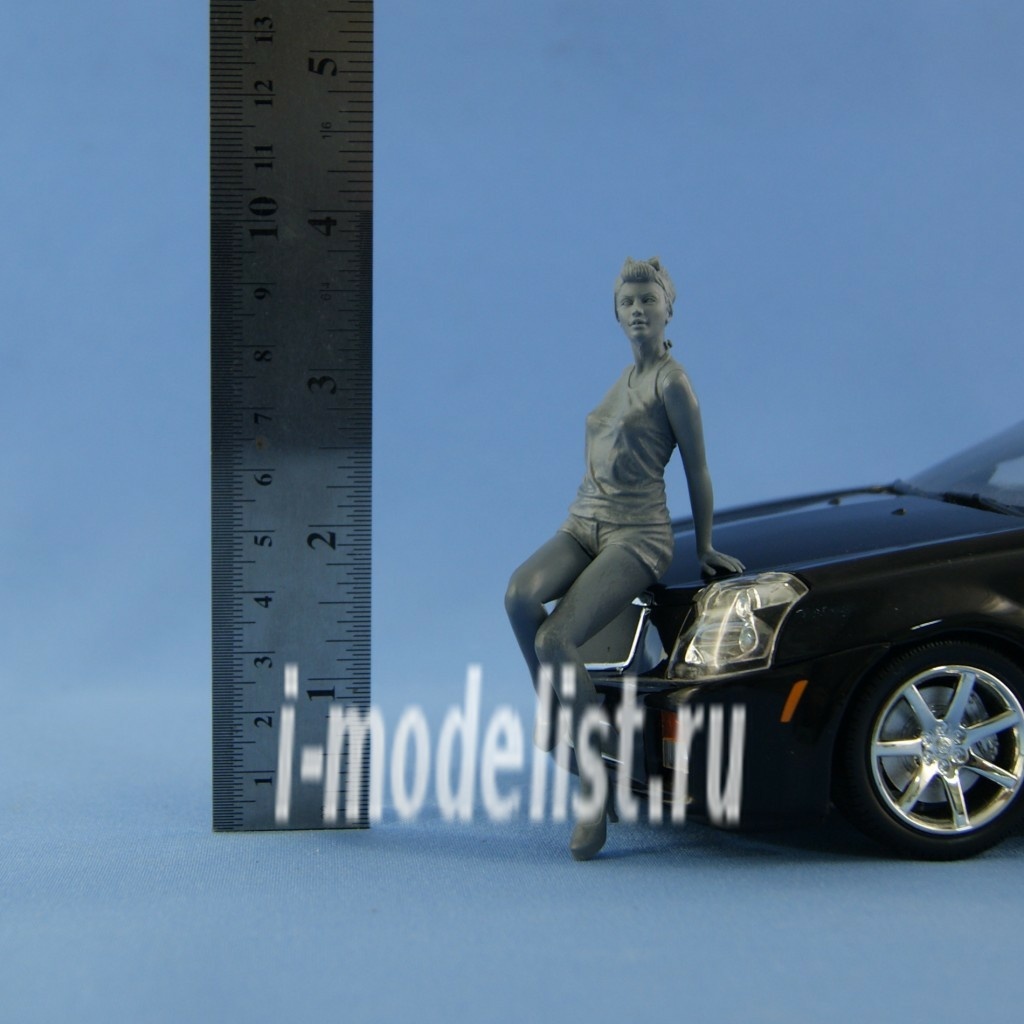 NS-F18001 North Zvezda 1/18 Girl sitting on the hood (resin unpainted)