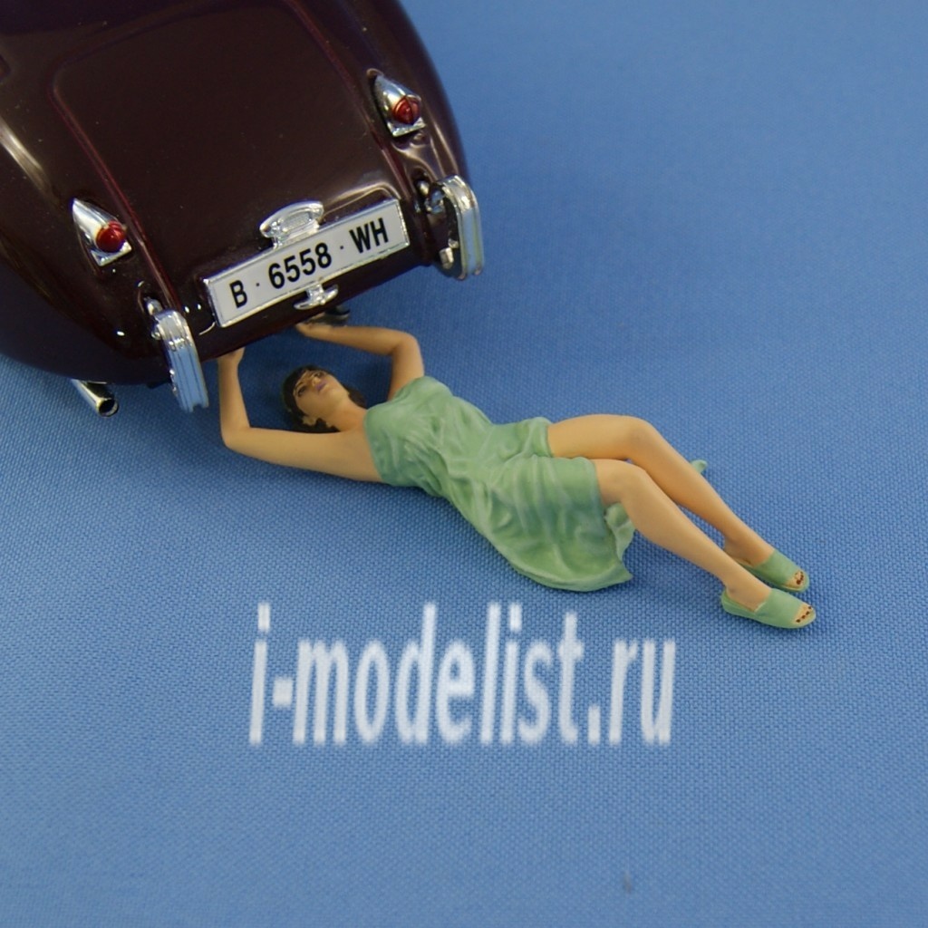 NS-F24002p North Zvezda 1/24 Girl fix a car (painted)