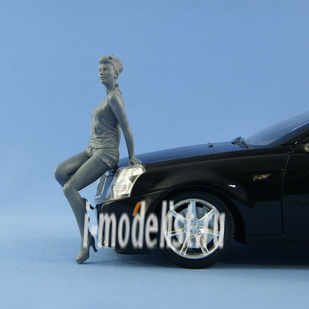 NS-F18001 North Zvezda 1/18 Girl sitting on the hood (resin unpainted)