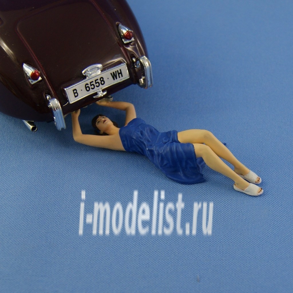 NS-F18001p North Zvezda 1/18 Girl sitting on the hood (painted)