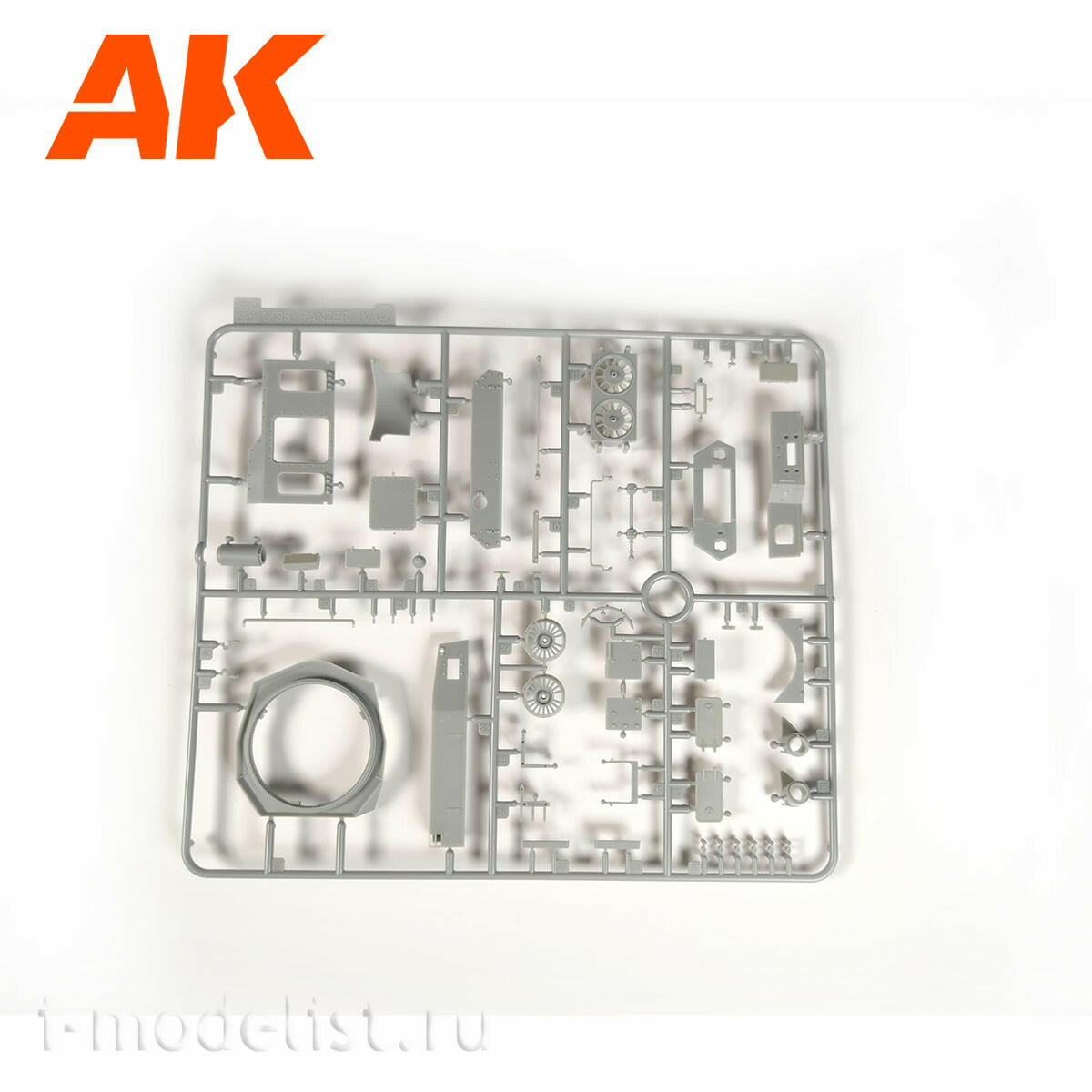AK35504-A AK Interactive 1/35 Танк Pz.Kpfw.IV Ausf.D Afrika Korps + фигура танкиста DAK Panzerfahrer