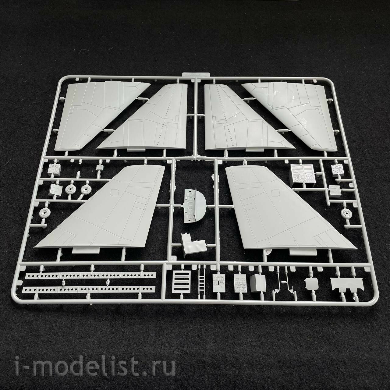 UA72212 Modelcollect 1/72 USAF B-52G Stratofortress Strategic Bomber, new version