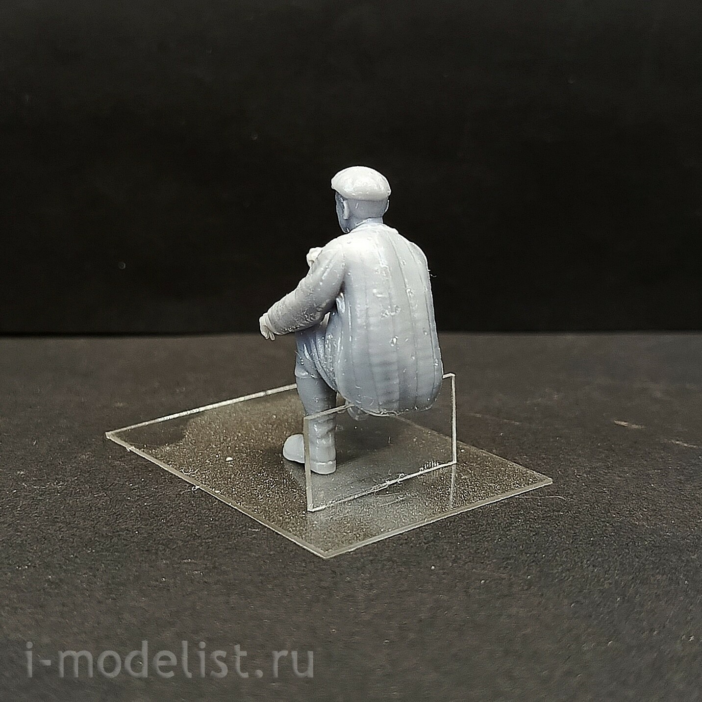 DMS-35218 ДМС 1/35 Тракторист АСХТЗ-НАТИ
