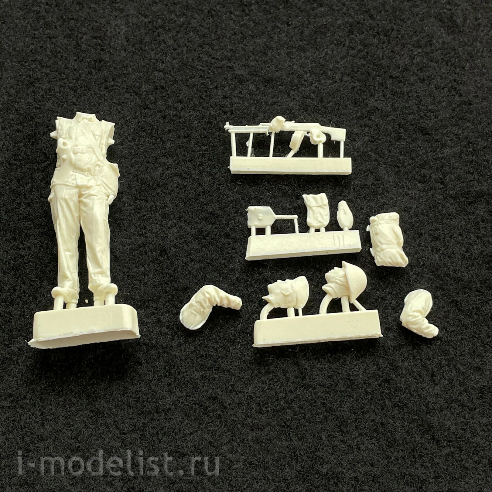 SRSF35011 Sarmat Resin 1/35 Machine Gunner NNA GDR period 1980s