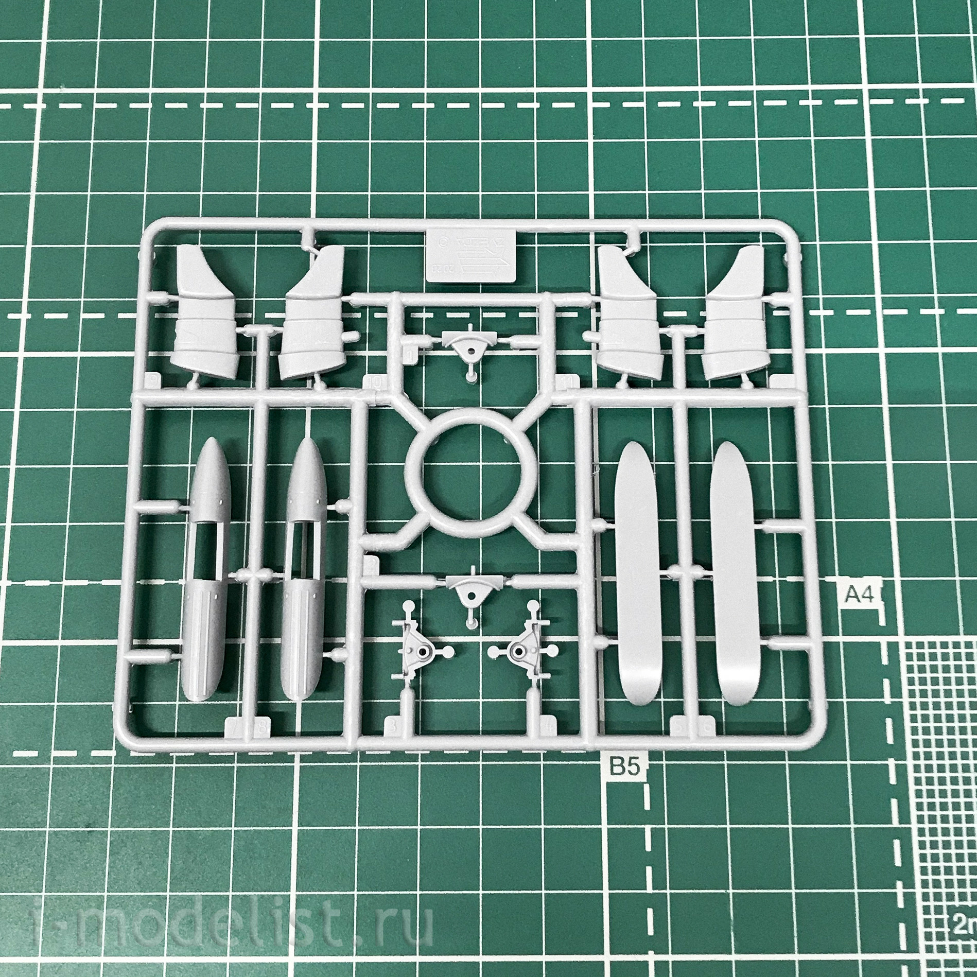 7323 Zvezda 1/72 German Junkers Ju-87 B2 dive bomber on skis