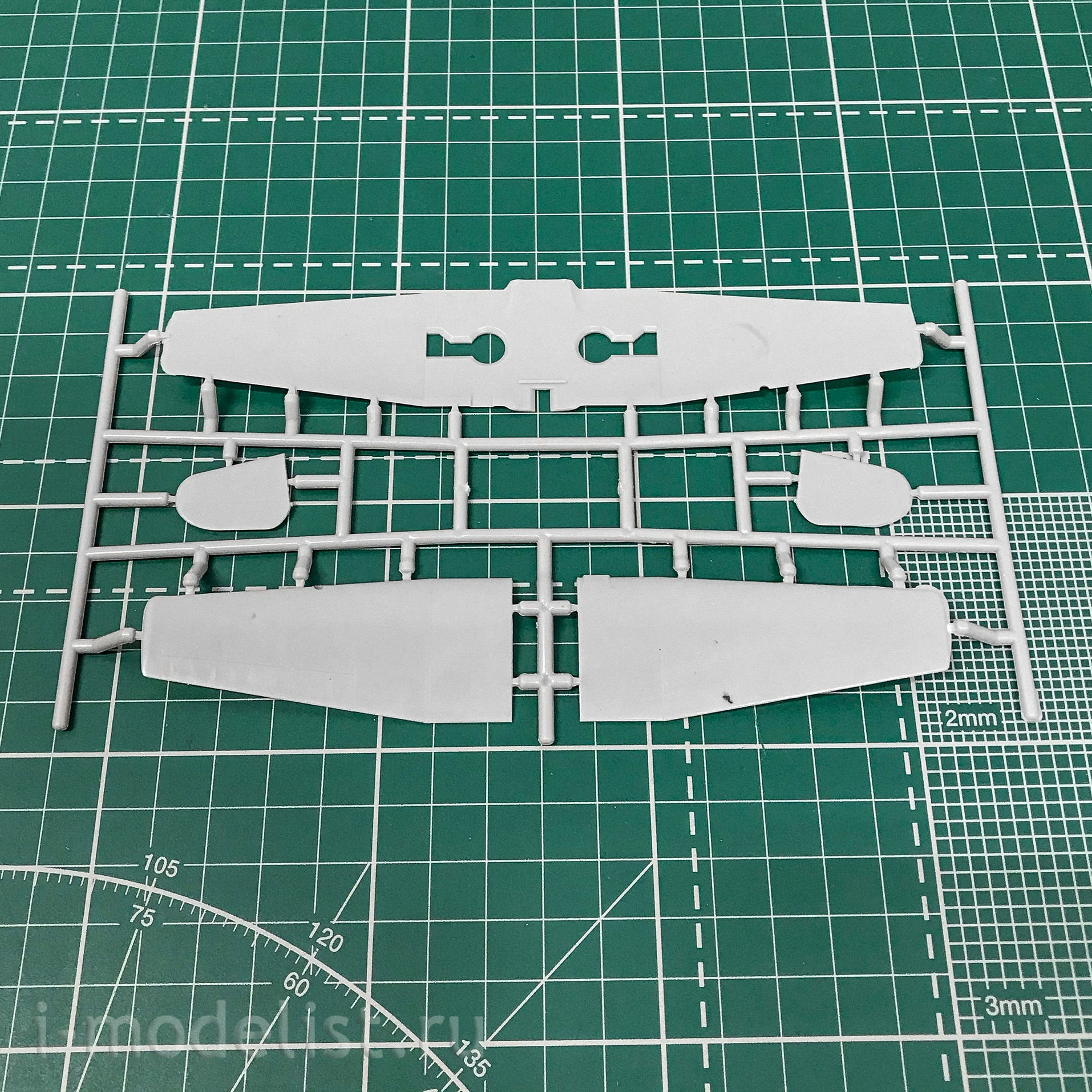 72303-01 Amodel 1/72 Yak-18T red Aircraft