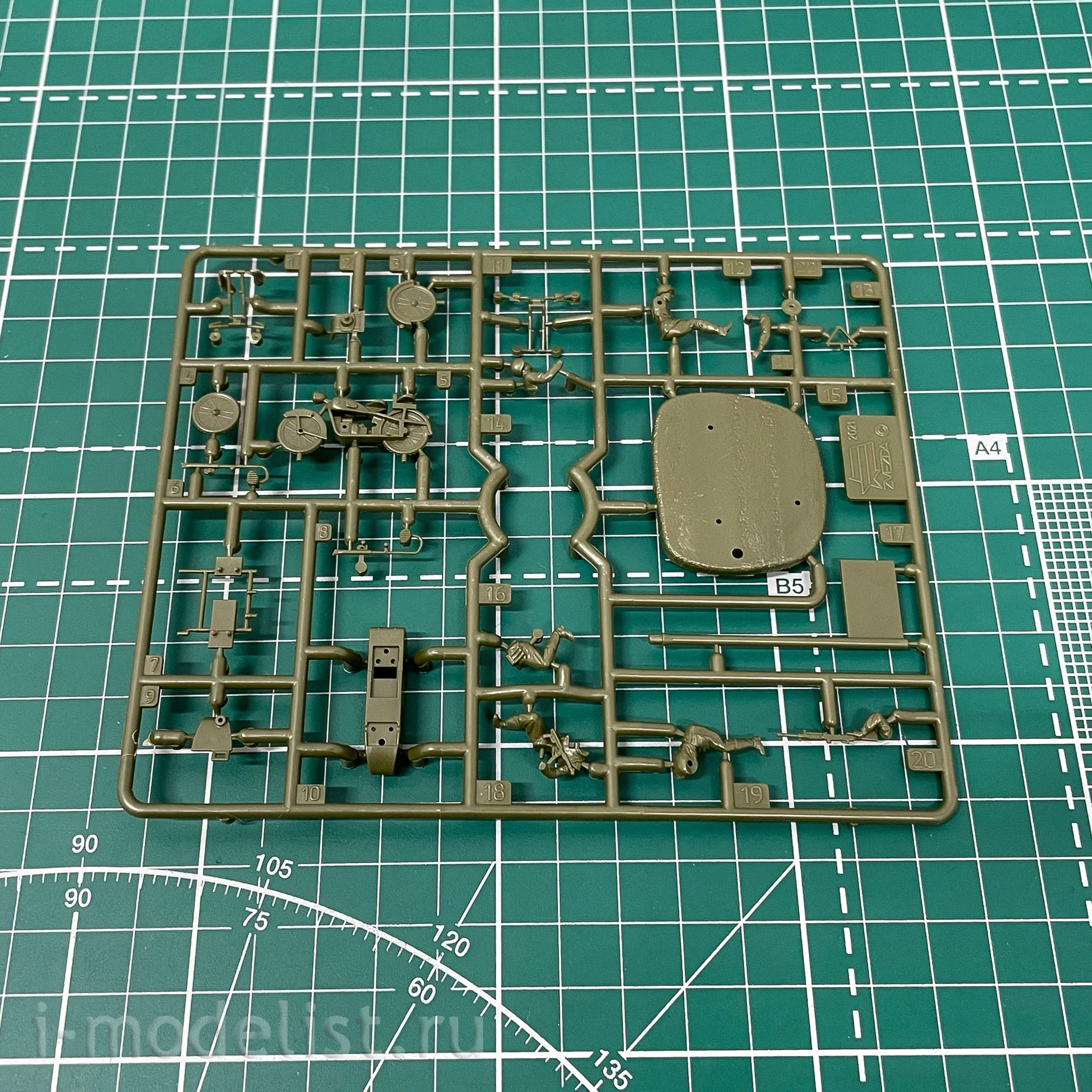 6277 Zvezda 1/72 Soviet motorcycle with sidecar and crew M-72
