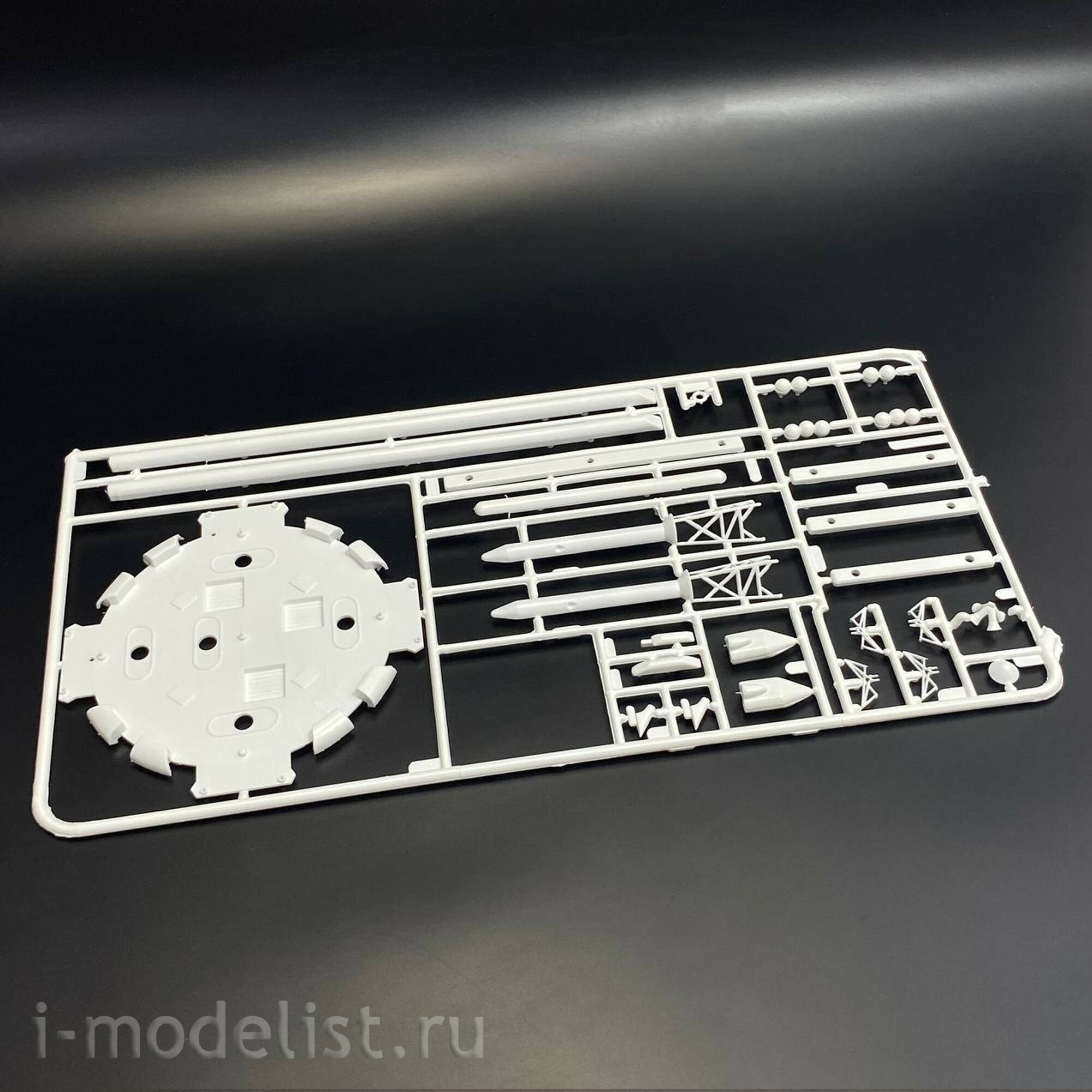 03704 Revell 1/96 Apollo 11 Saturn V Rocket
