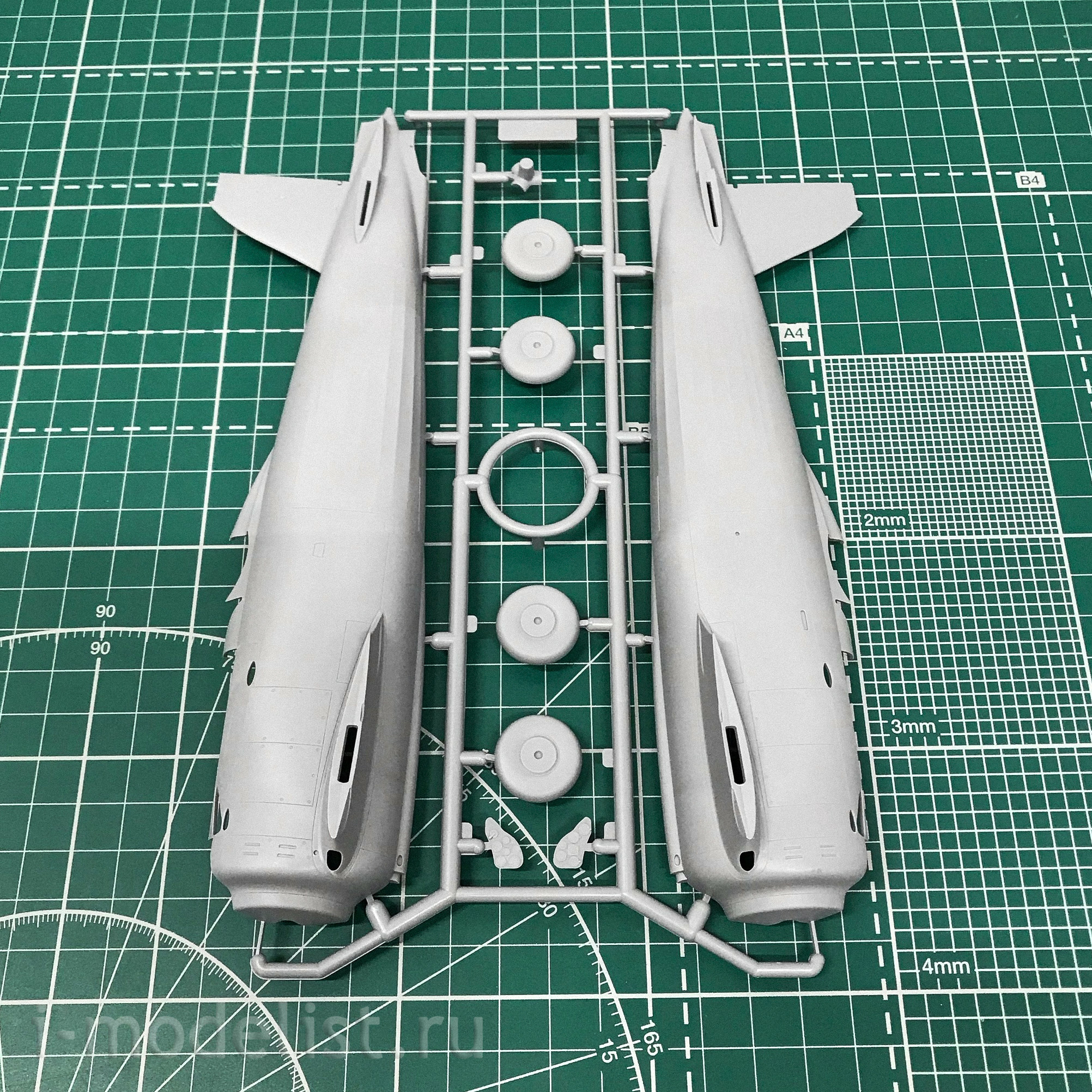32022 ICM 1/32 CR. 42 LW Aircraft with German pilots 