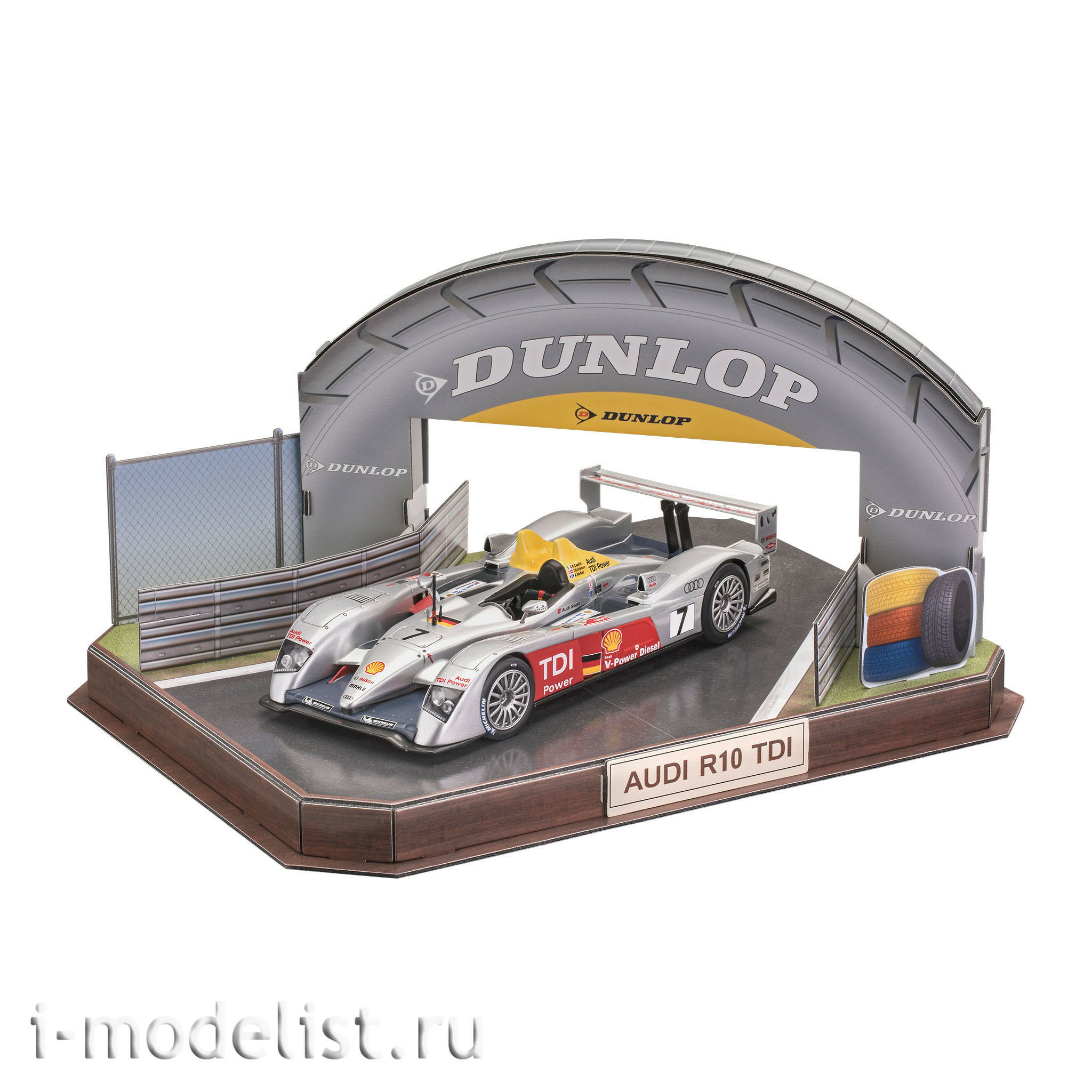 05682 Revell 1/24 Gift Set Audi R10 TDI + 3D Puzzle (Le Mans Race Track)		