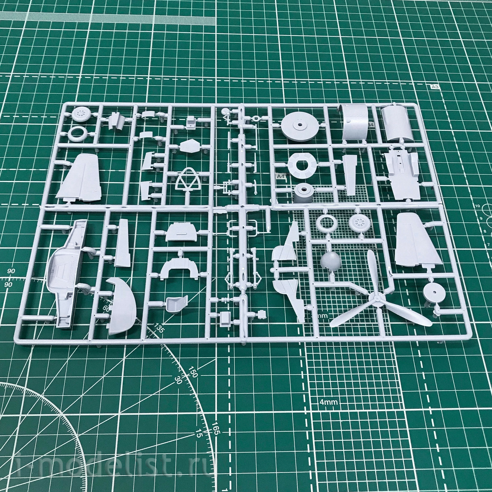48049d ARK-models 1/48 La-9 Fighter (with 3D decals)