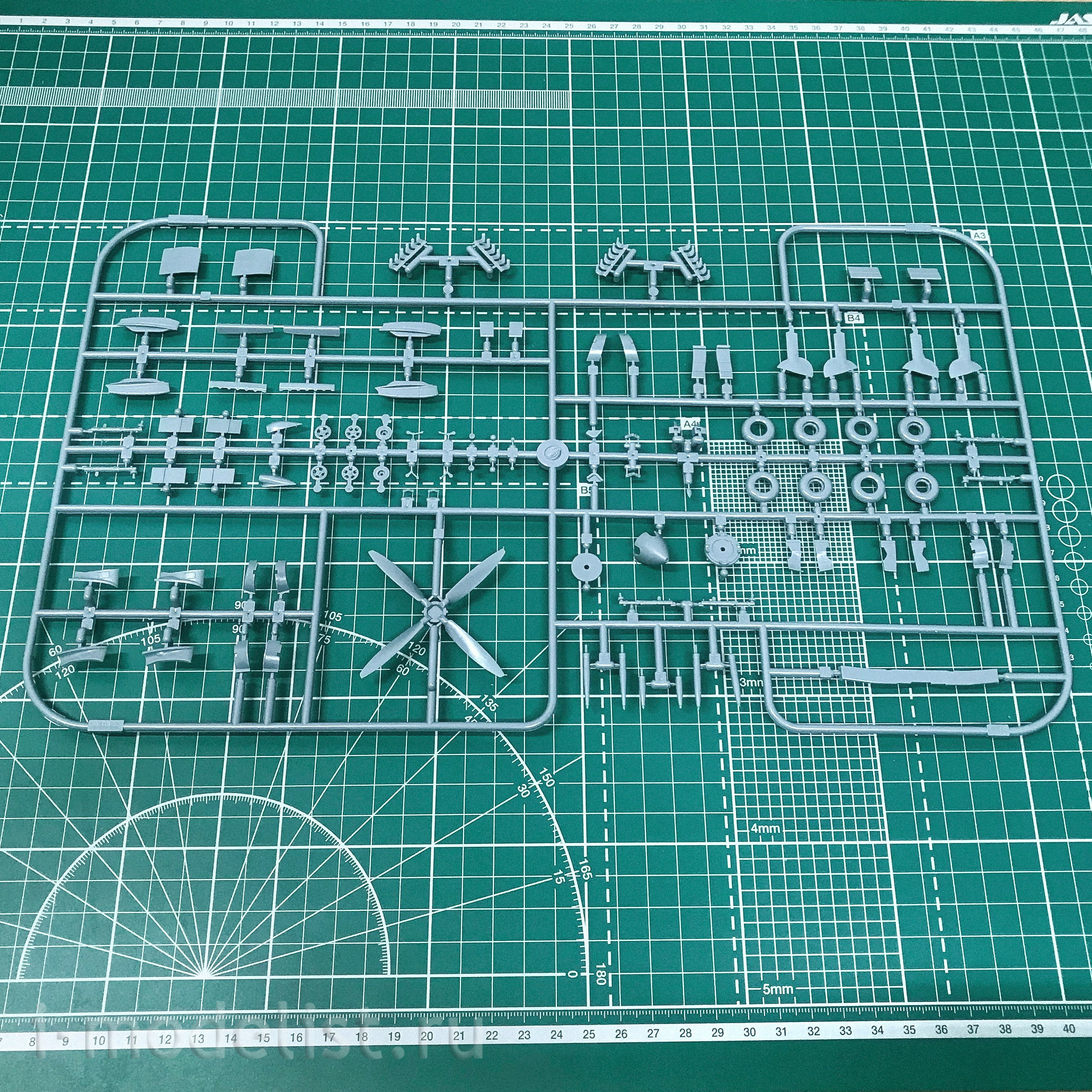 1188 Edward 1/48 Team model Aussie Eight / Spitfire Mk.VIII v Australii Dual Combo (two models in a set)