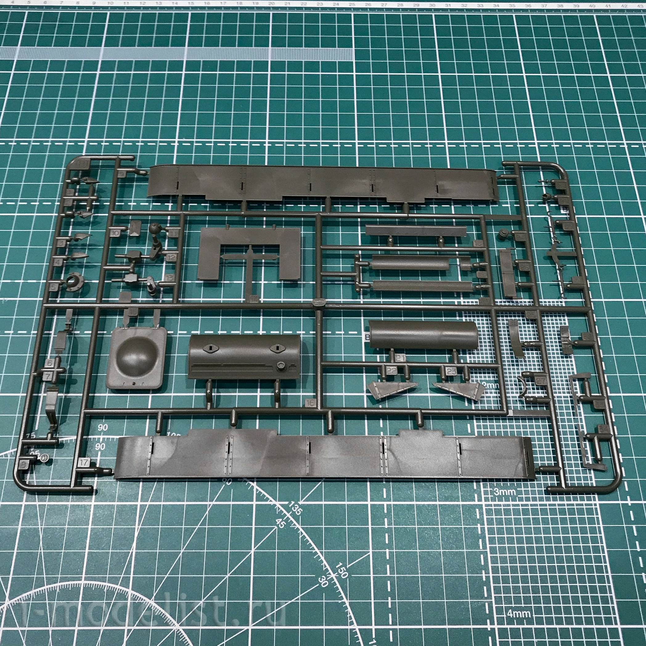 35372 Tamiya 1/35 Soviet heavy tank KV-1 1941, early version with the figure of a tankman