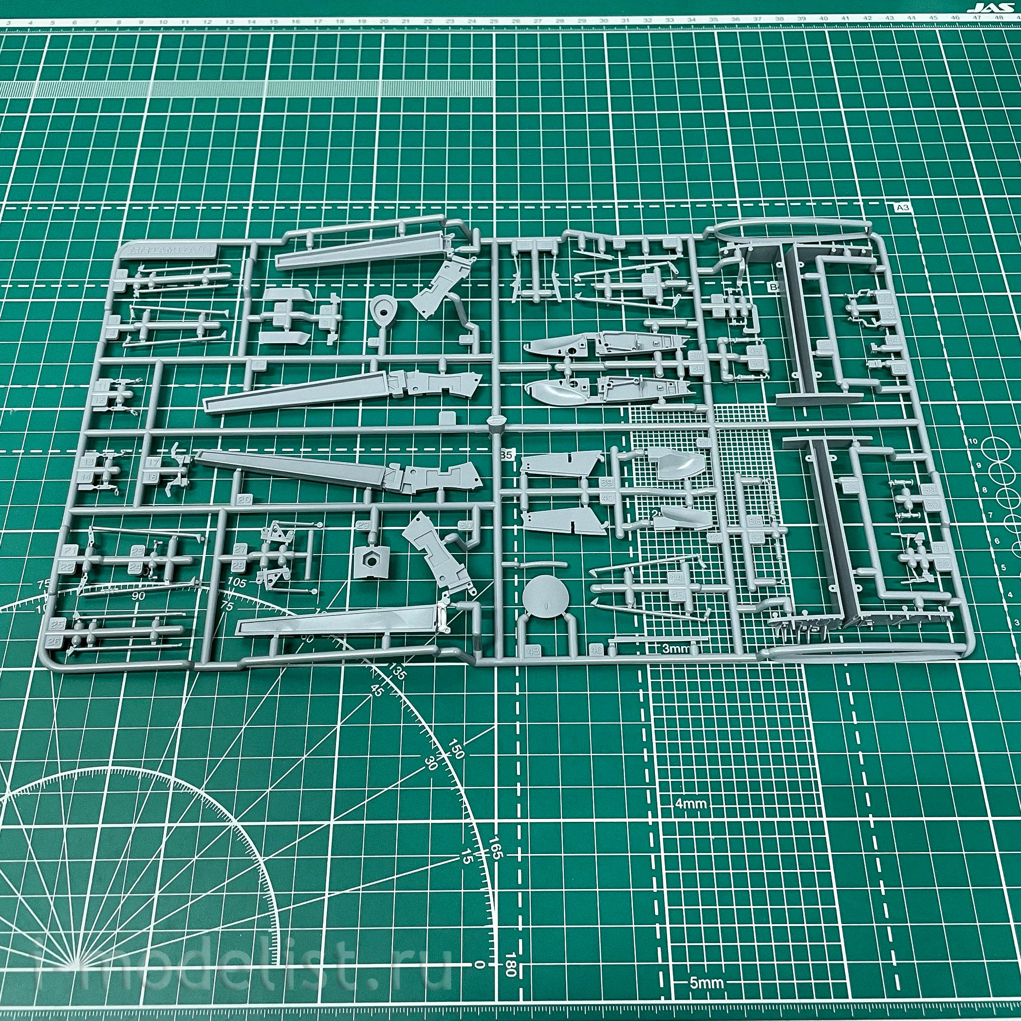 60327 Tamiya 1/32 American carrier-based fighter Vought F4U-1D Corsair with stand