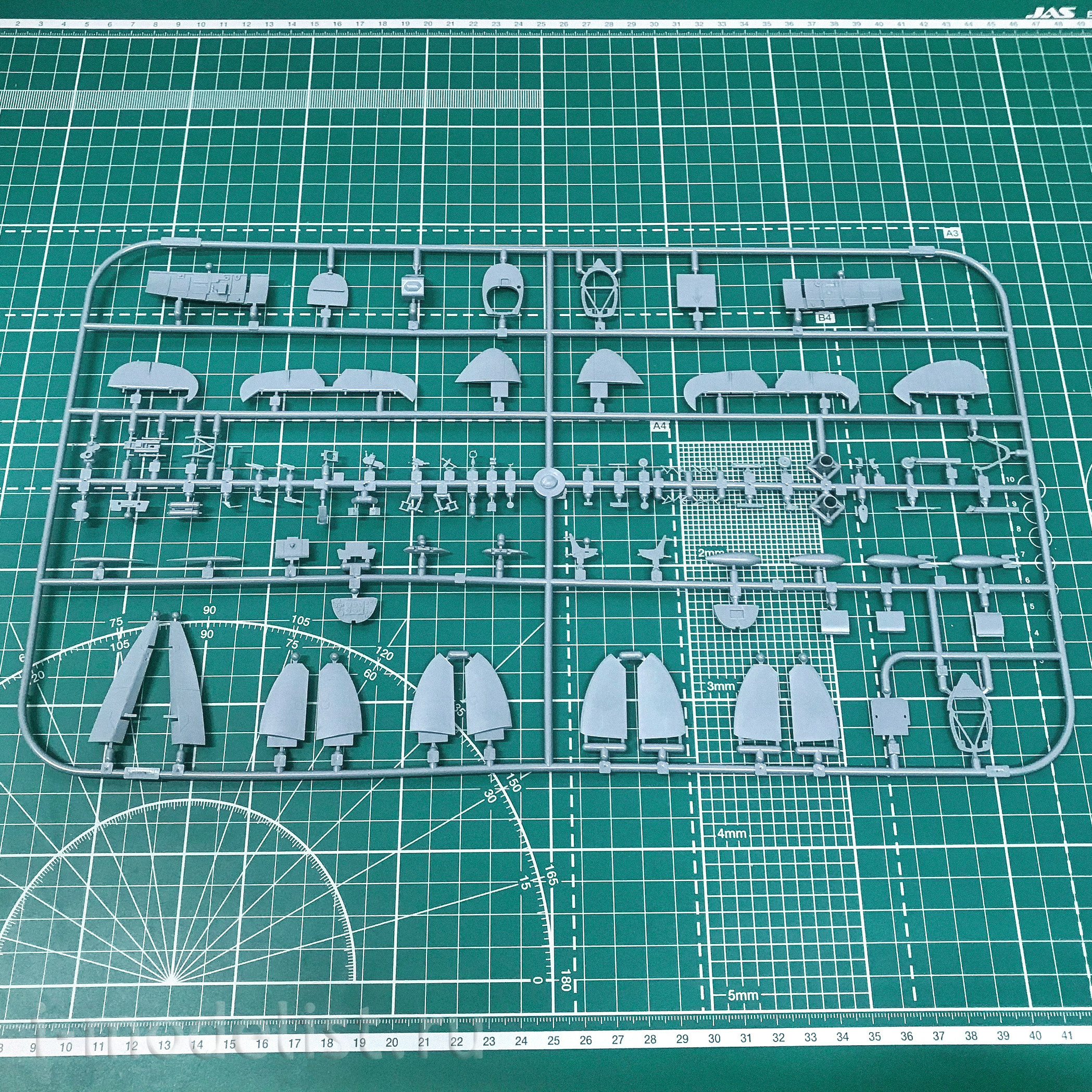 1188 Edward 1/48 Team model Aussie Eight / Spitfire Mk.VIII v Australii Dual Combo (two models in a set)