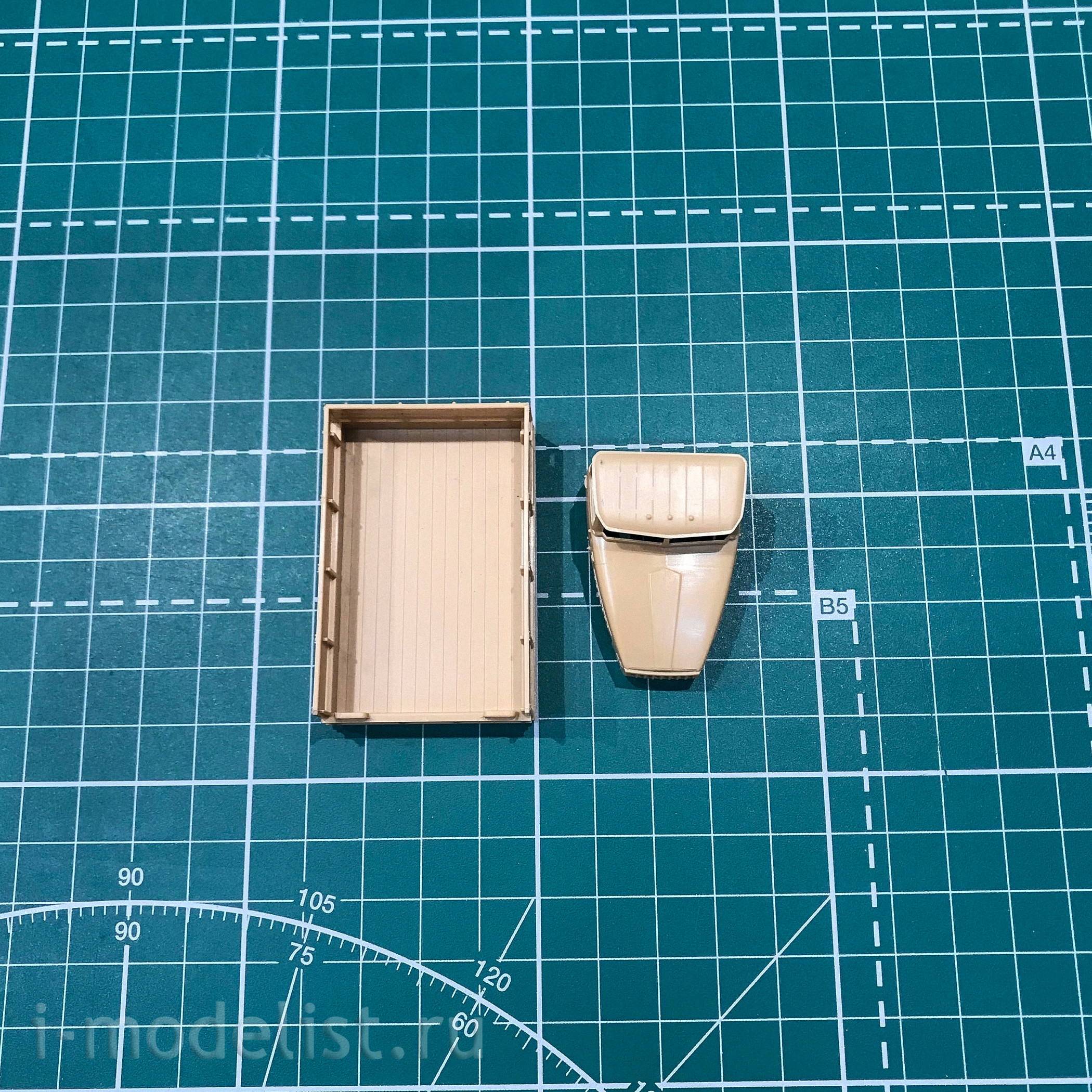 82930 HobbyBoss 1/72 army truck Russian U