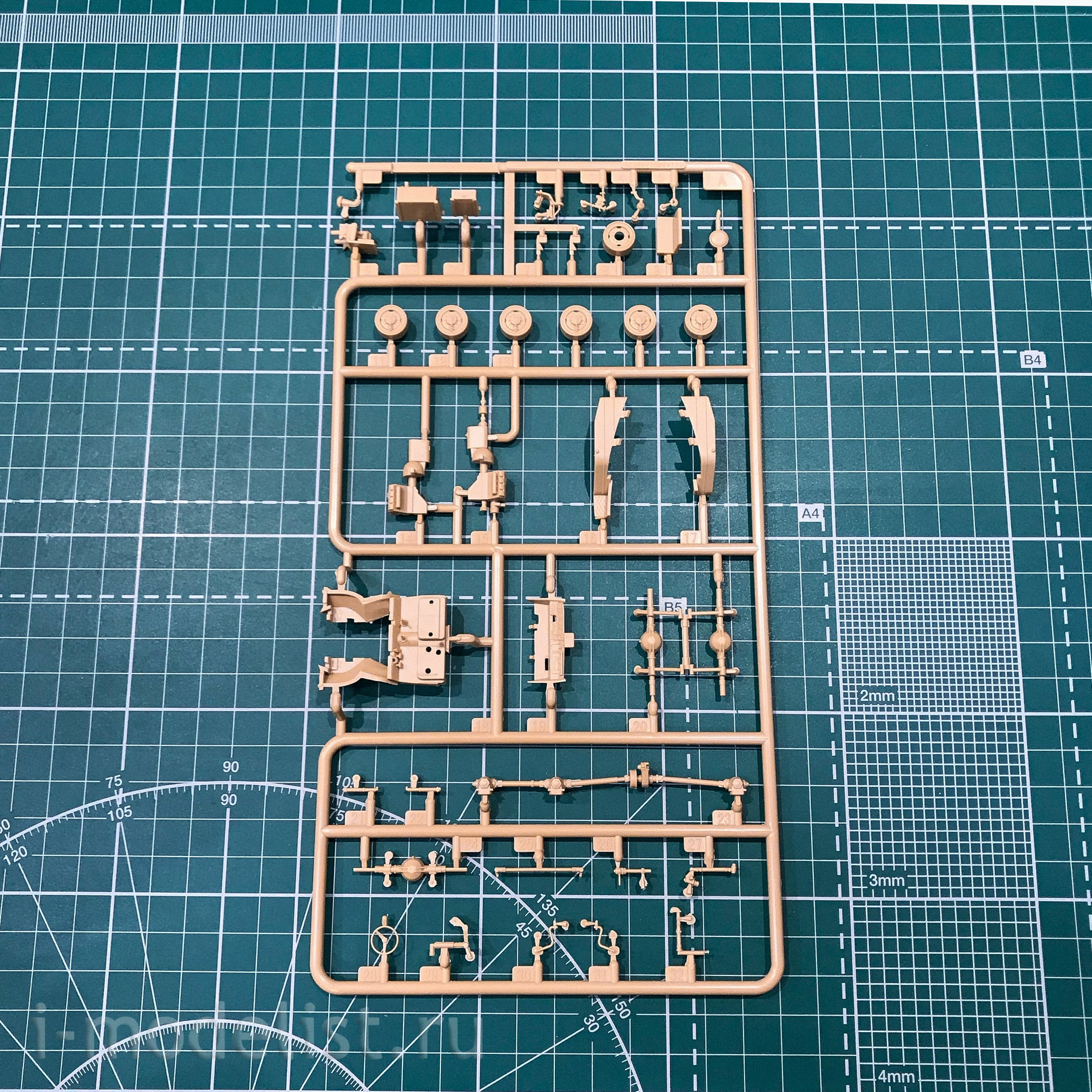 82930 HobbyBoss 1/72 army truck Russian U