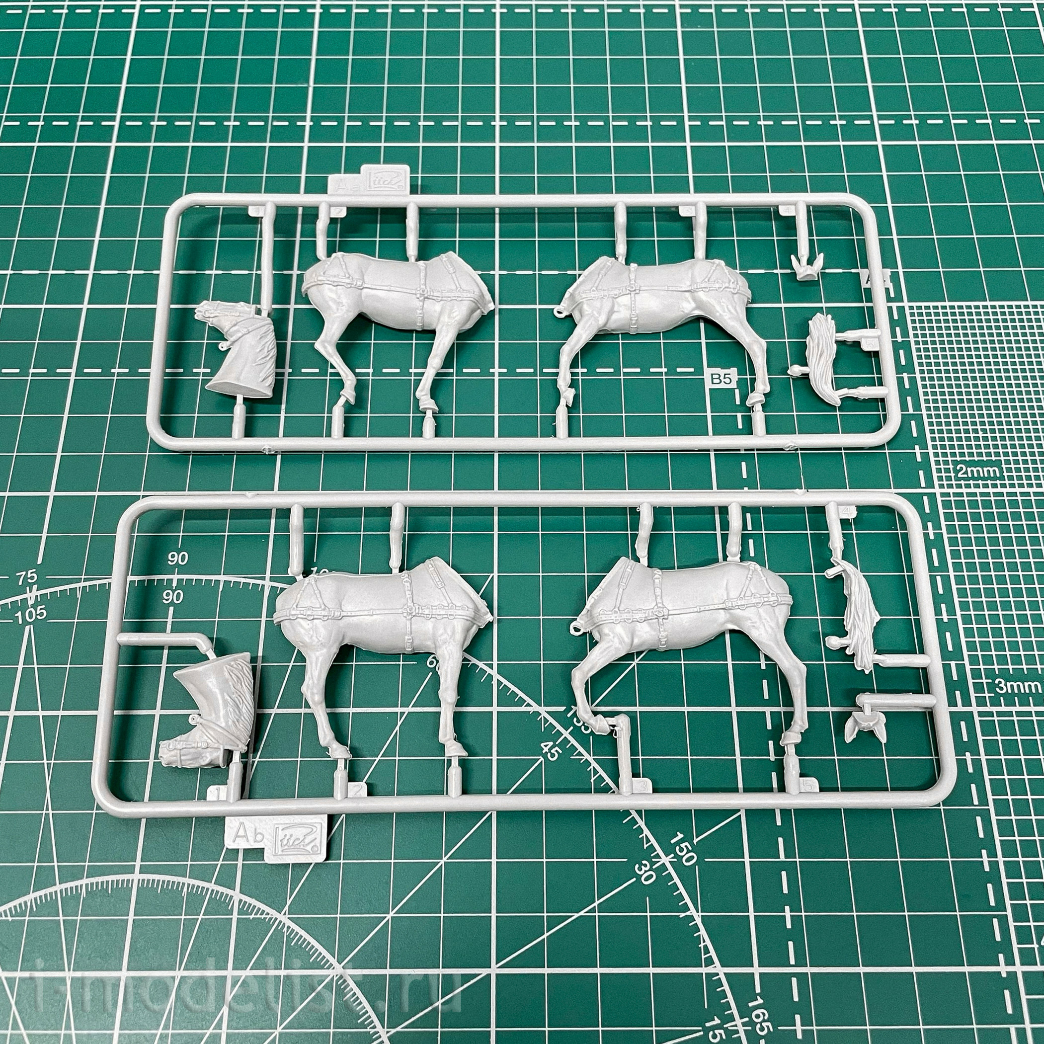 RV35012 Riich 1/35 Wagon with a pair of machine guns and horses