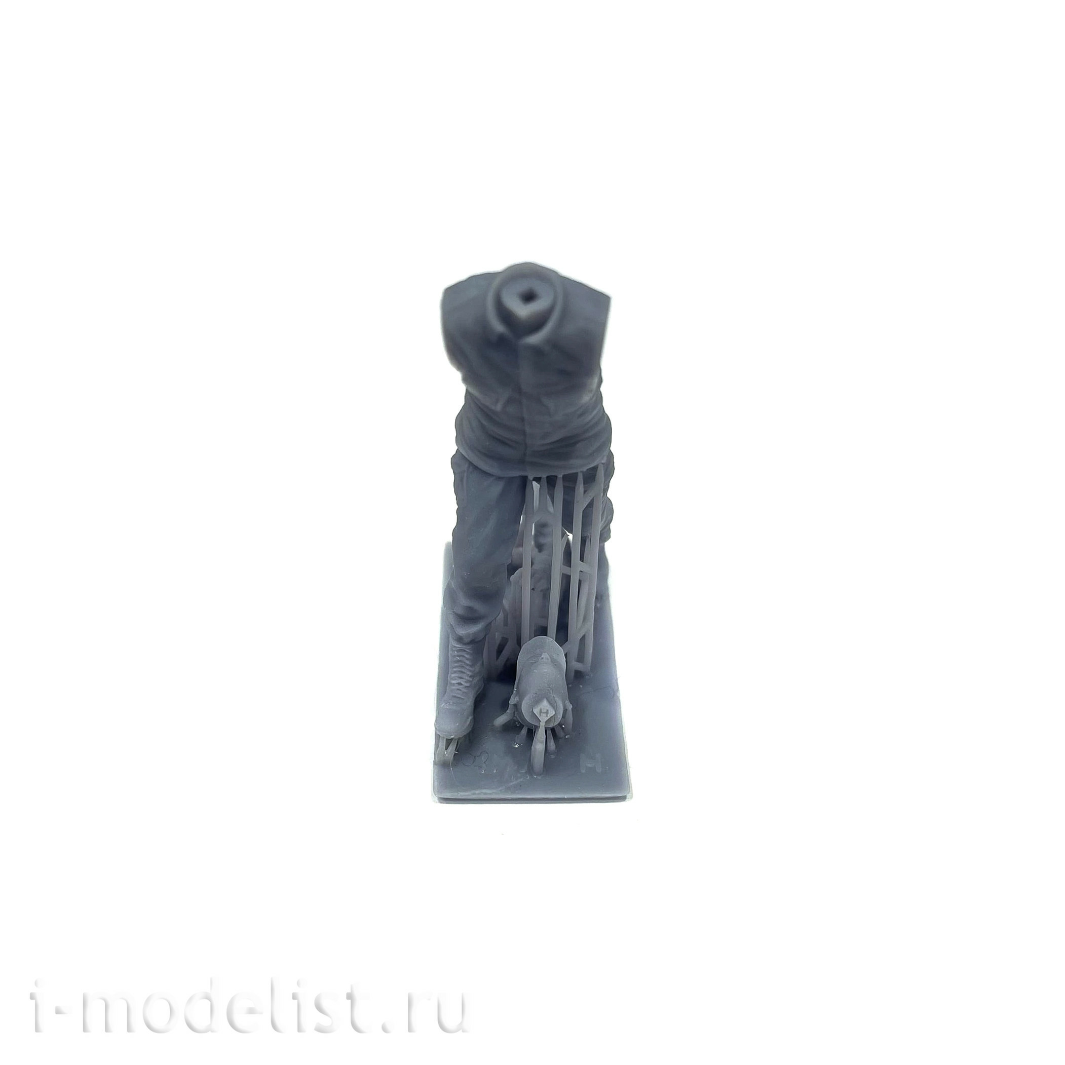im35018 Imodelist 1/35 Set of mechanics (2 pieces) changing a flat tire (one wheel is also included) for К-4350