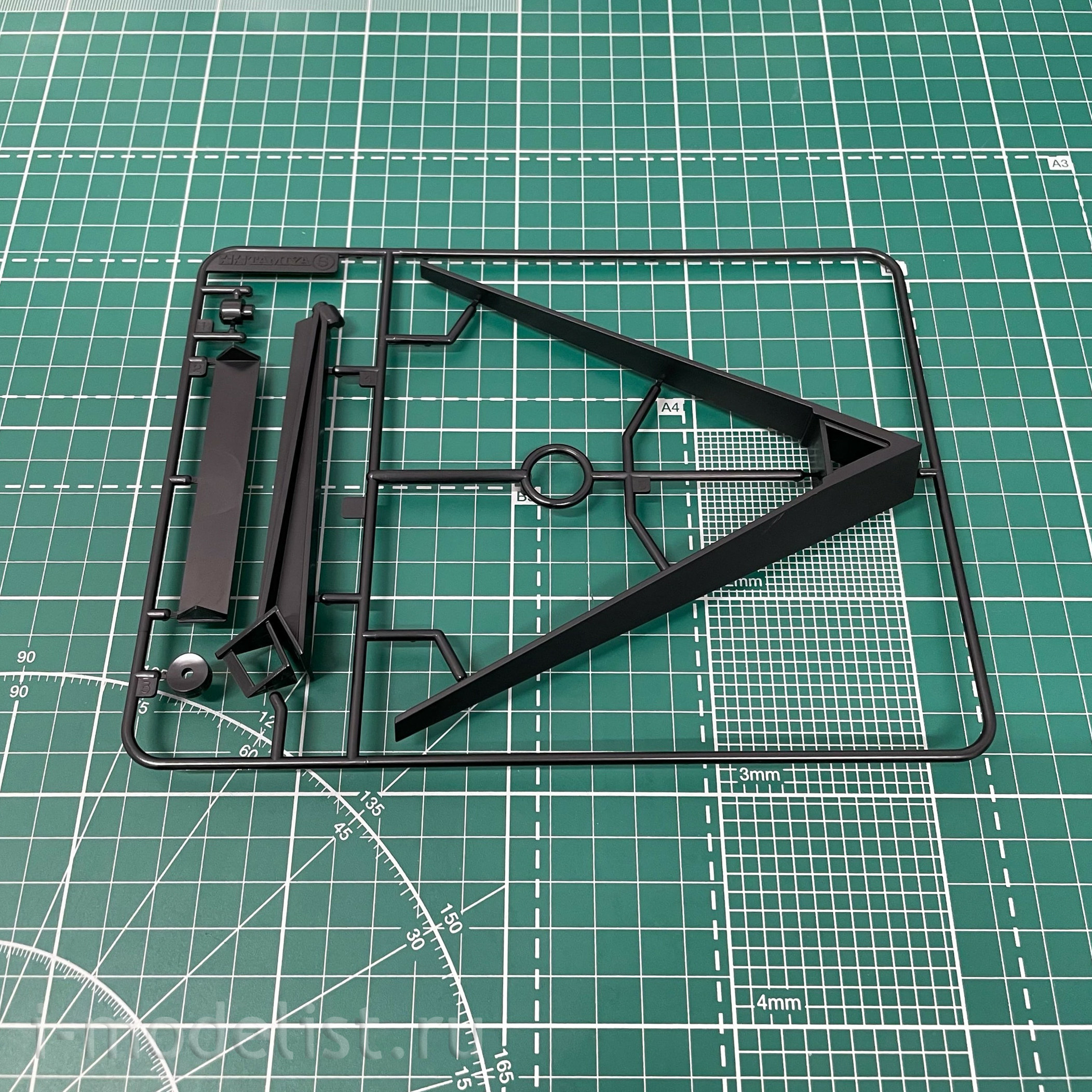60327 Tamiya 1/32 American carrier-based fighter Vought F4U-1D Corsair with stand