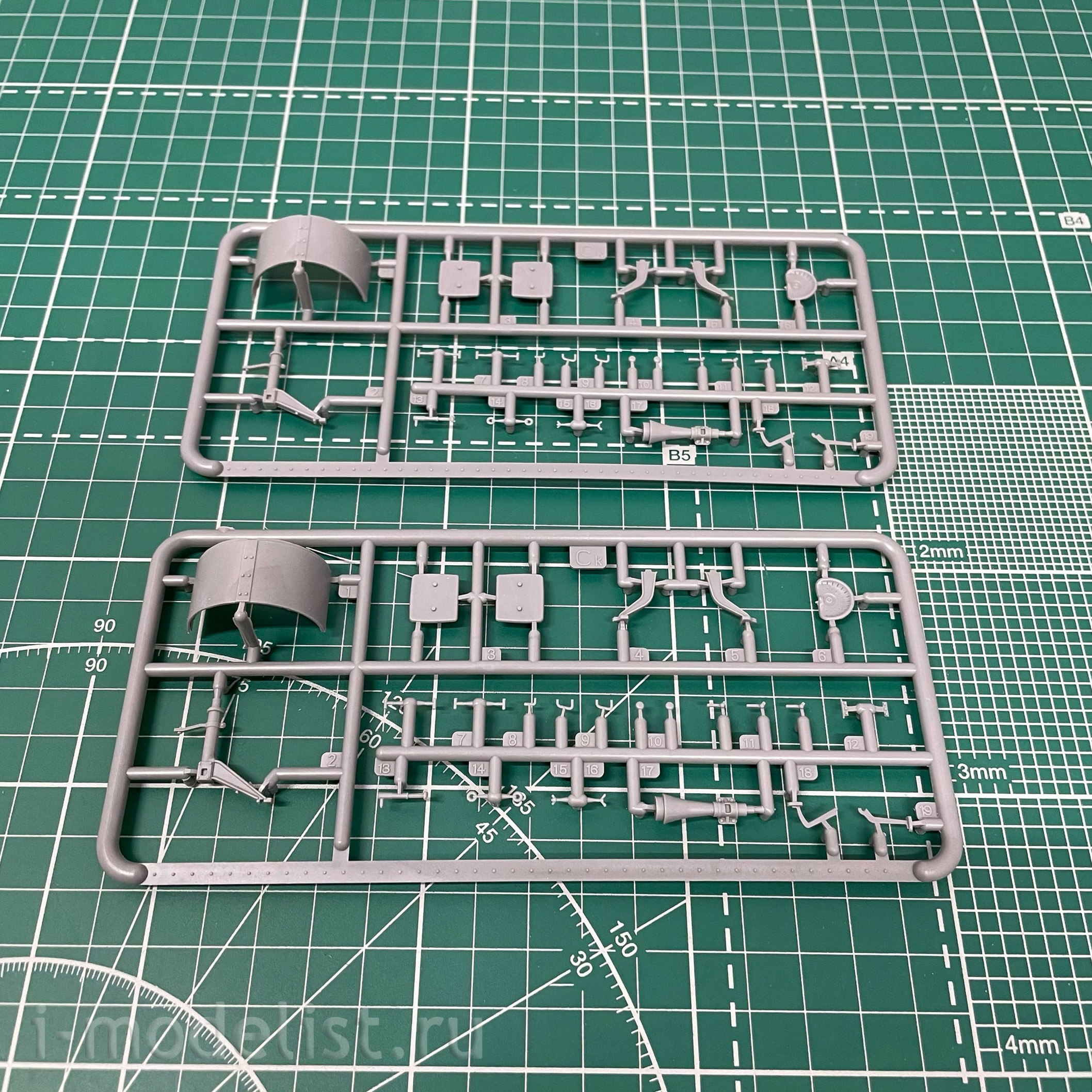 39010 MiniArt 1/35 AUSTIN 3 series armored car with interior. Germany, Austria-Hungary, Finland
