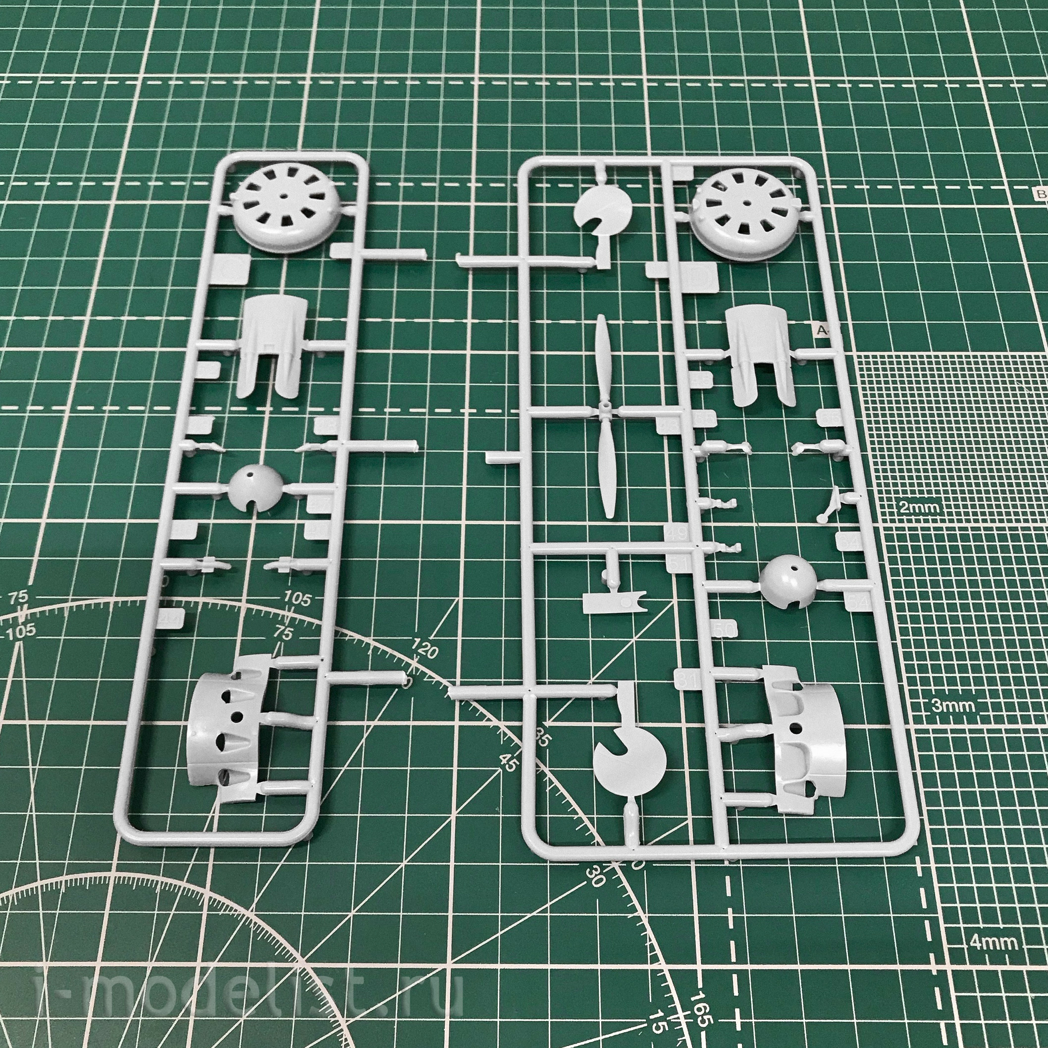 48010 ARK-models 1/48 Soviet fighter I-16 type 18