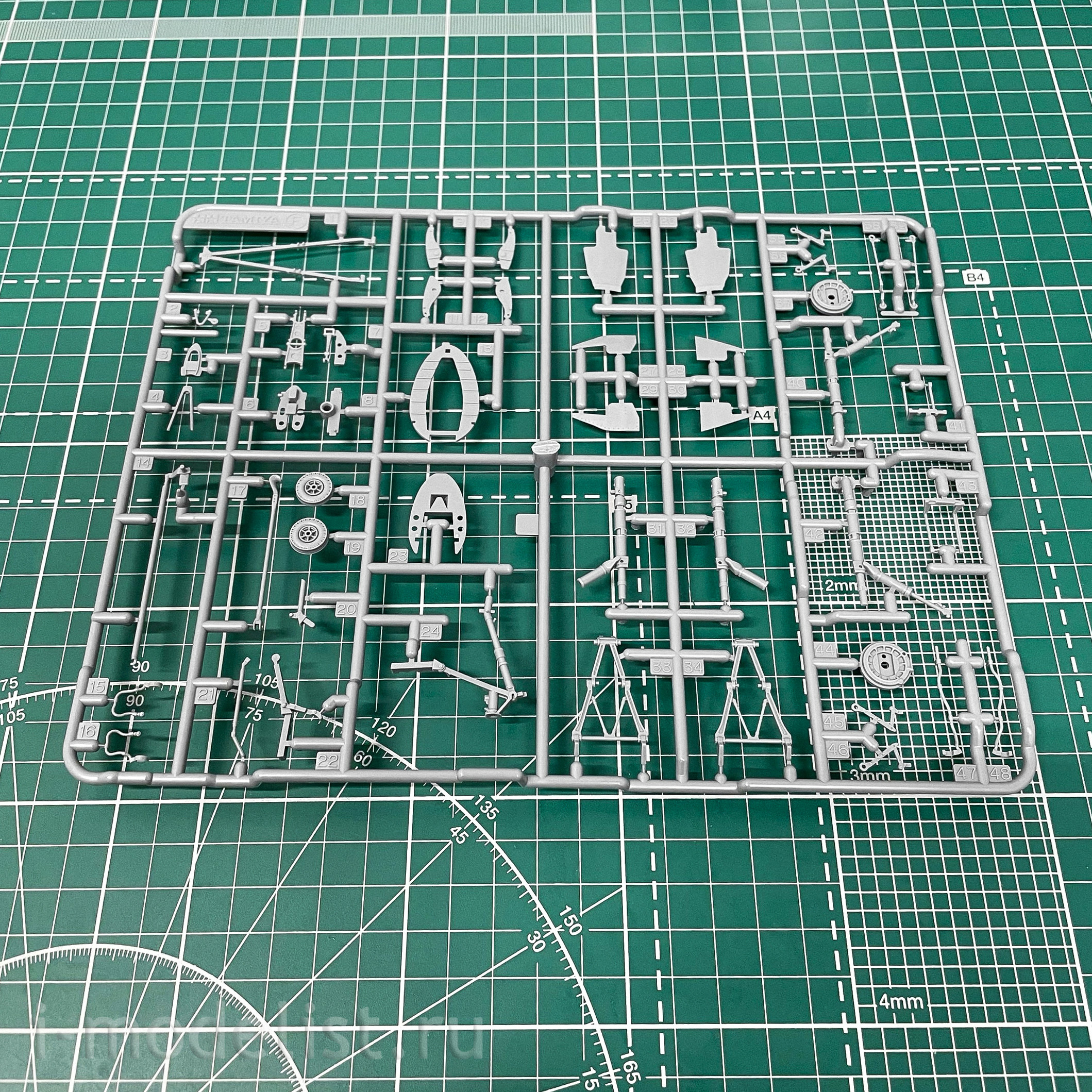 60327 Tamiya 1/32 American carrier-based fighter Vought F4U-1D Corsair with stand