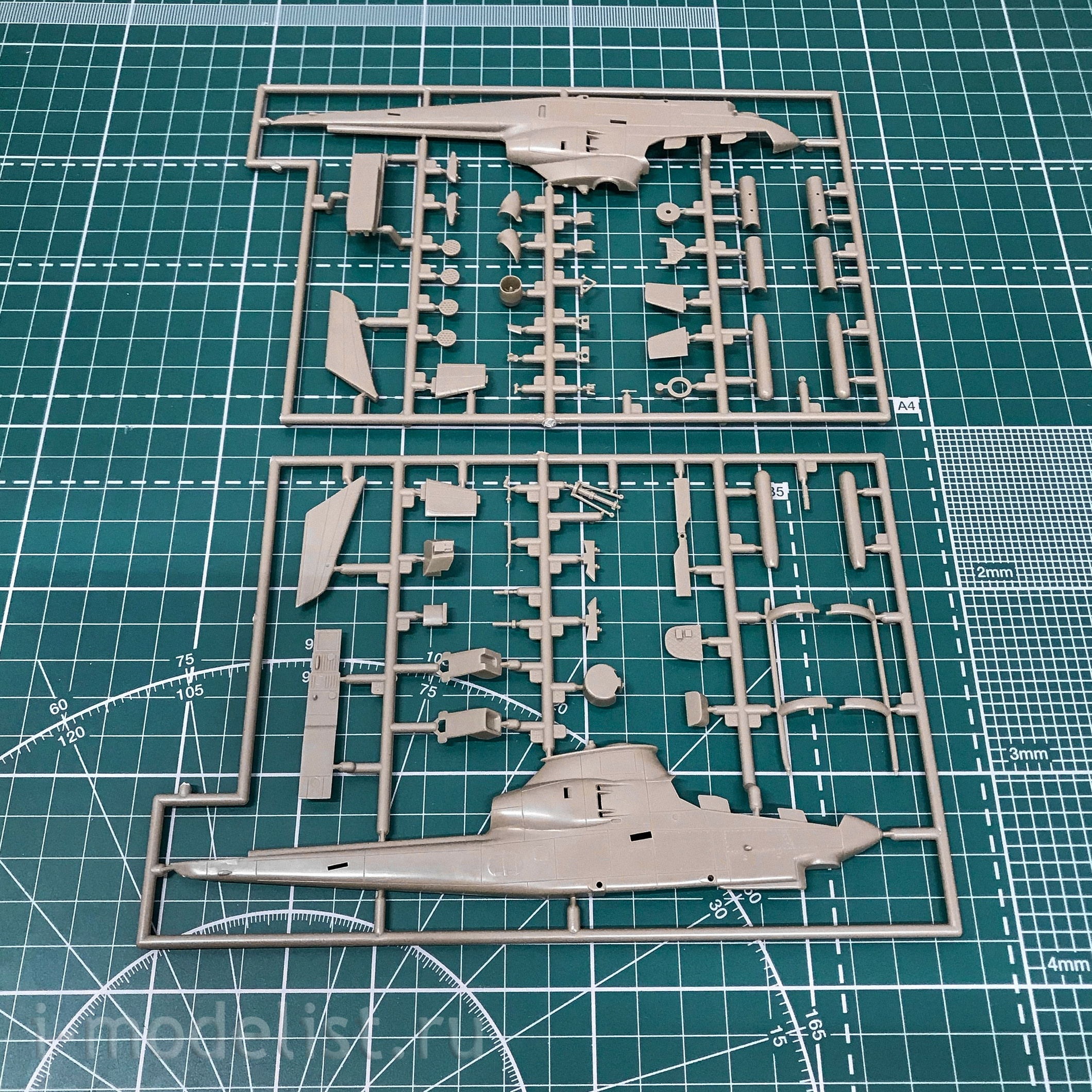 AZ7418 Azmodel 1/72 Attack Helicopter AH-1G 