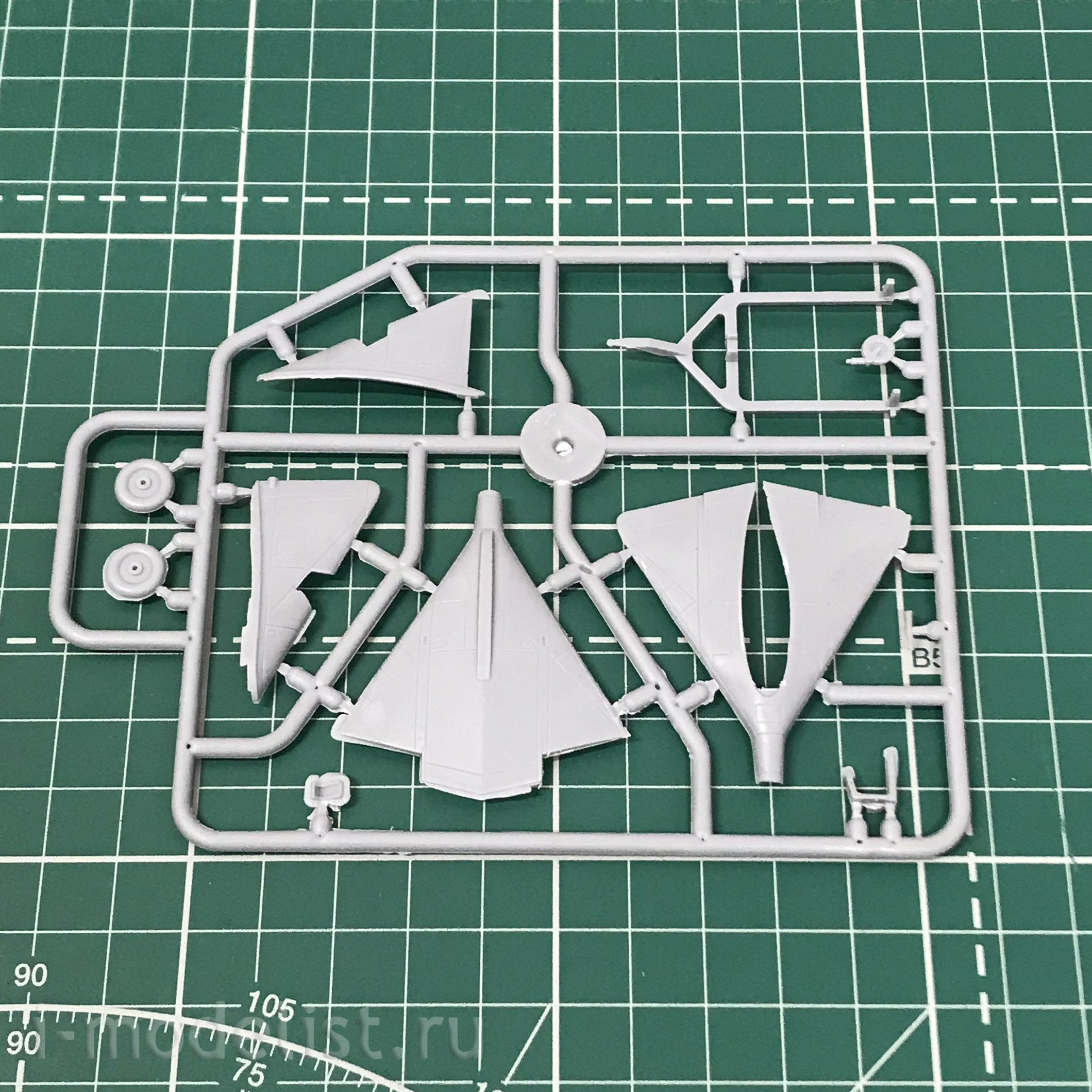 14507 Armory 1/144 Lippisch P. 13a Fighter with light semi-tracked tractor (2 models in a box)