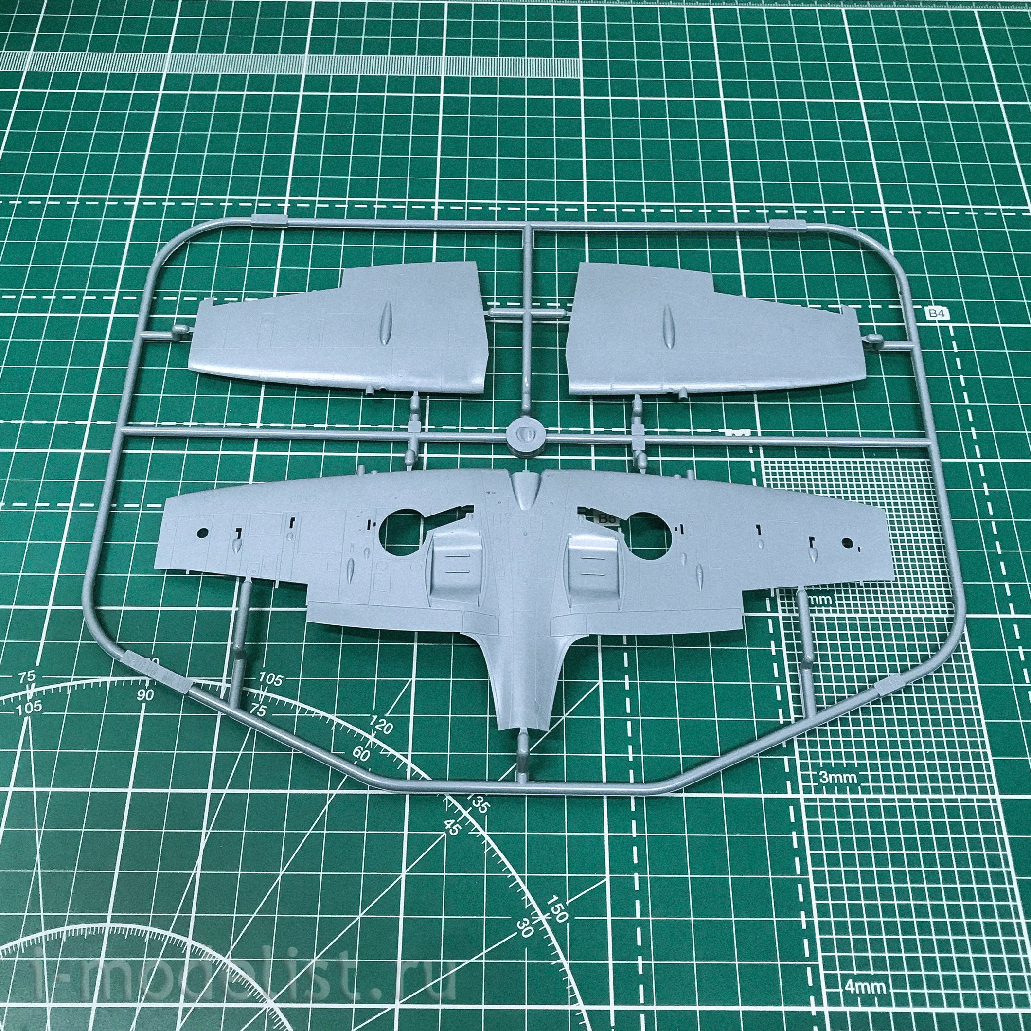 1188 Edward 1/48 Team model Aussie Eight / Spitfire Mk.VIII v Australii Dual Combo (two models in a set)