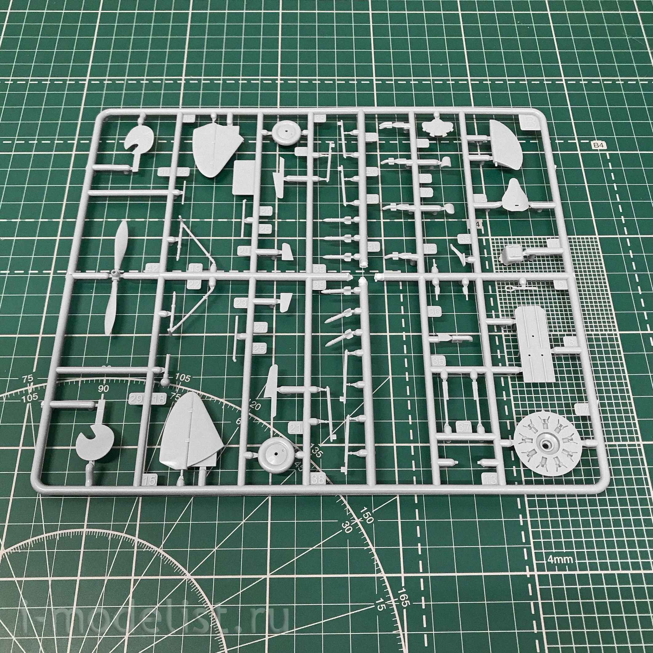 48047 ARK-models 1/48 Soviet fighter I-16 (two models in a box and a new resin) 