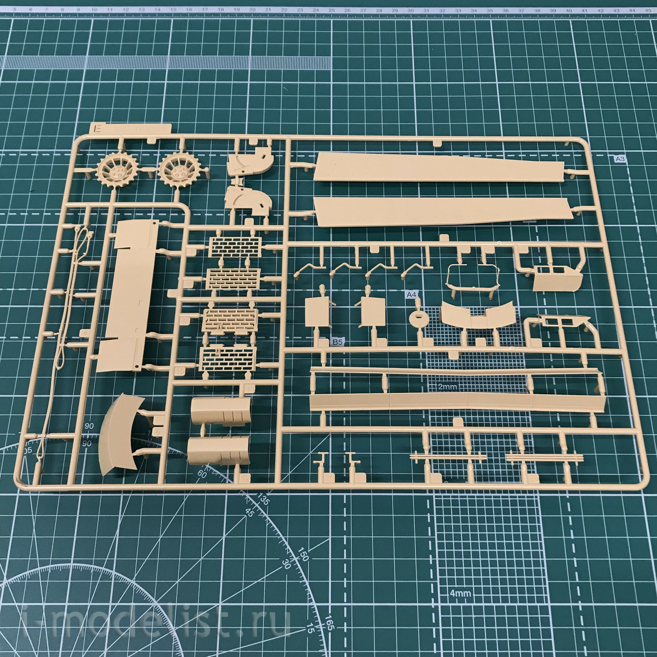 RM-5050 Rye Field Model 1/35 Tank Tiger I Initial Production (Early 1943 North African Front/Tunisia) with Full Interior