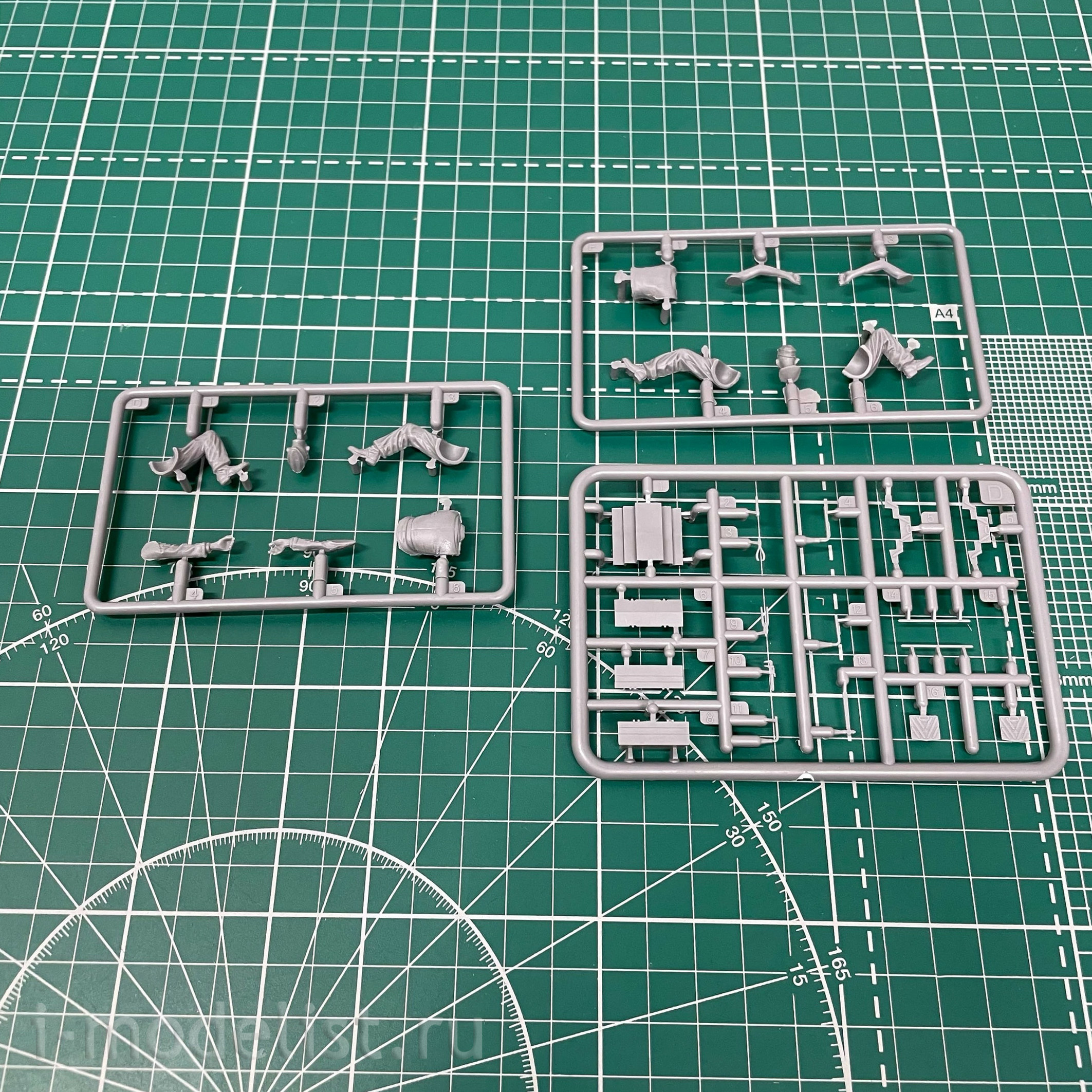 35331 MiniArt 1/35 Maybach HL 120 Engine for Panzer III/IV Tank + Repairmen figures