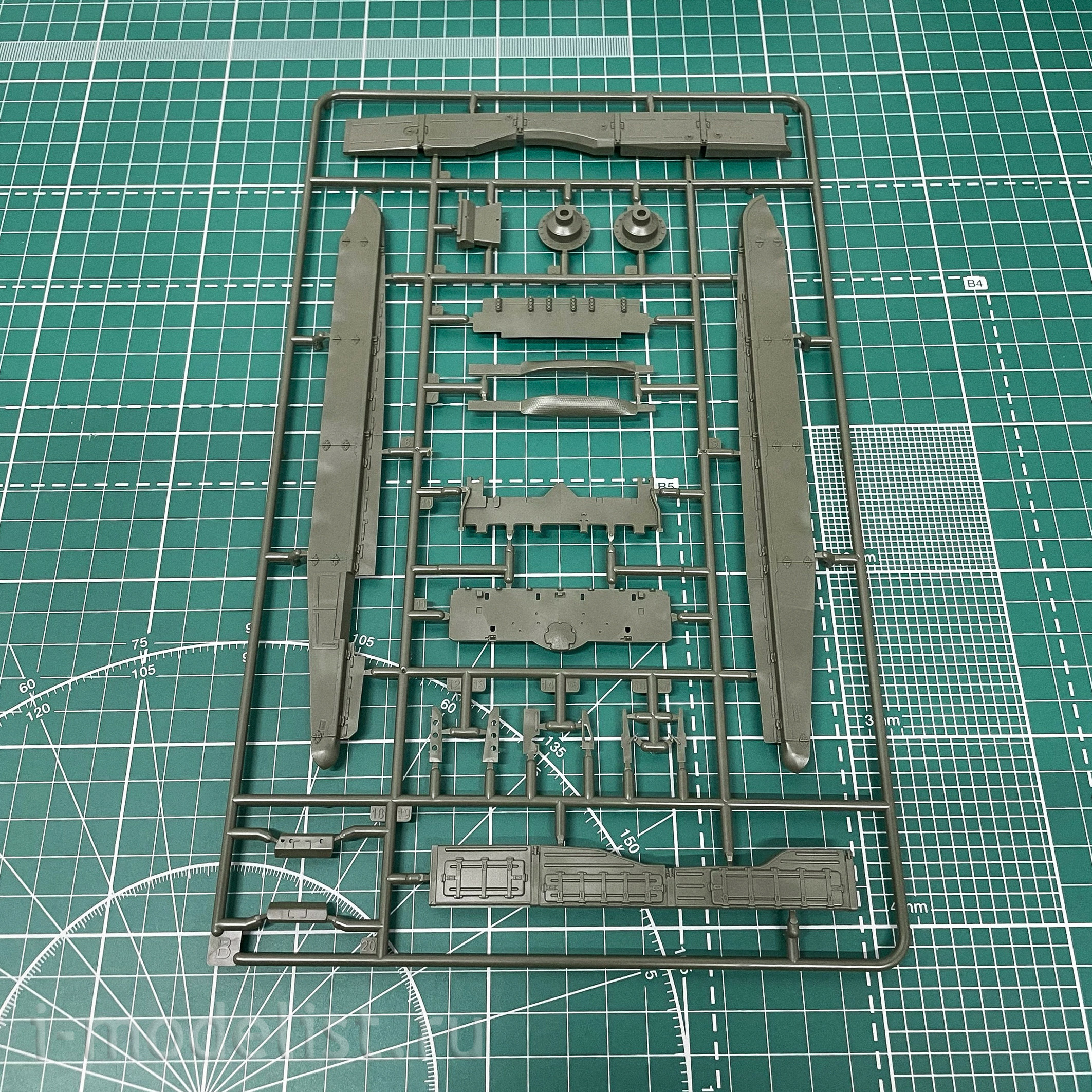 35A039 Amusing Hobby 1/35 Slovak T-72M2 Moderna tank (licensed by UVZ)