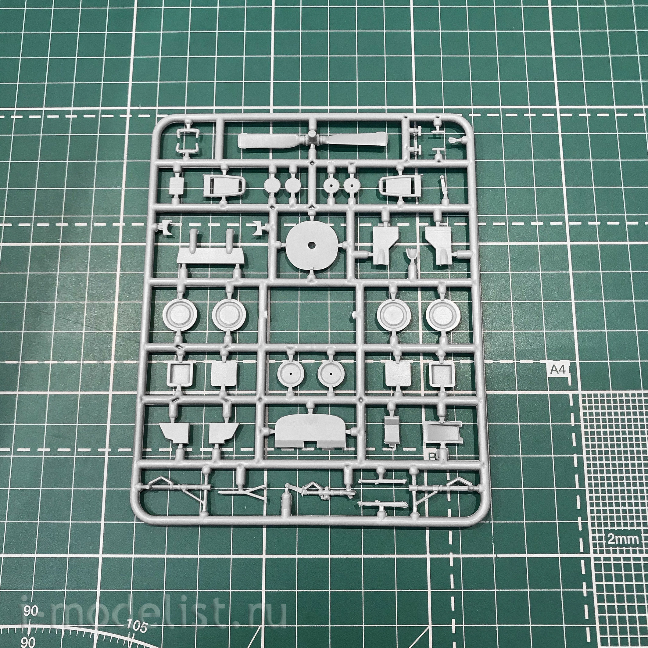 4810 Amodel 1/48 Yak-18T 