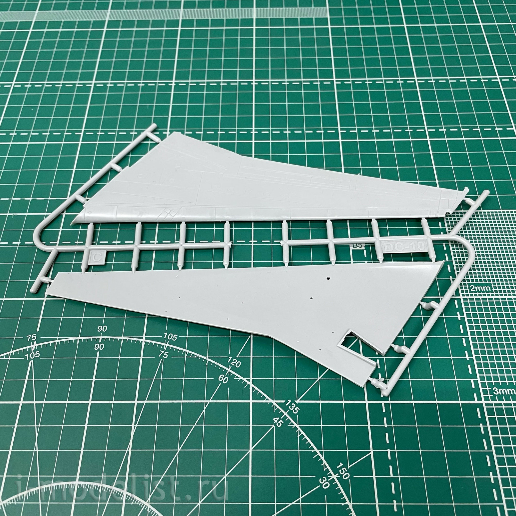 144-005 AMP 1/144 DC-10 Air Tanker Aircraft