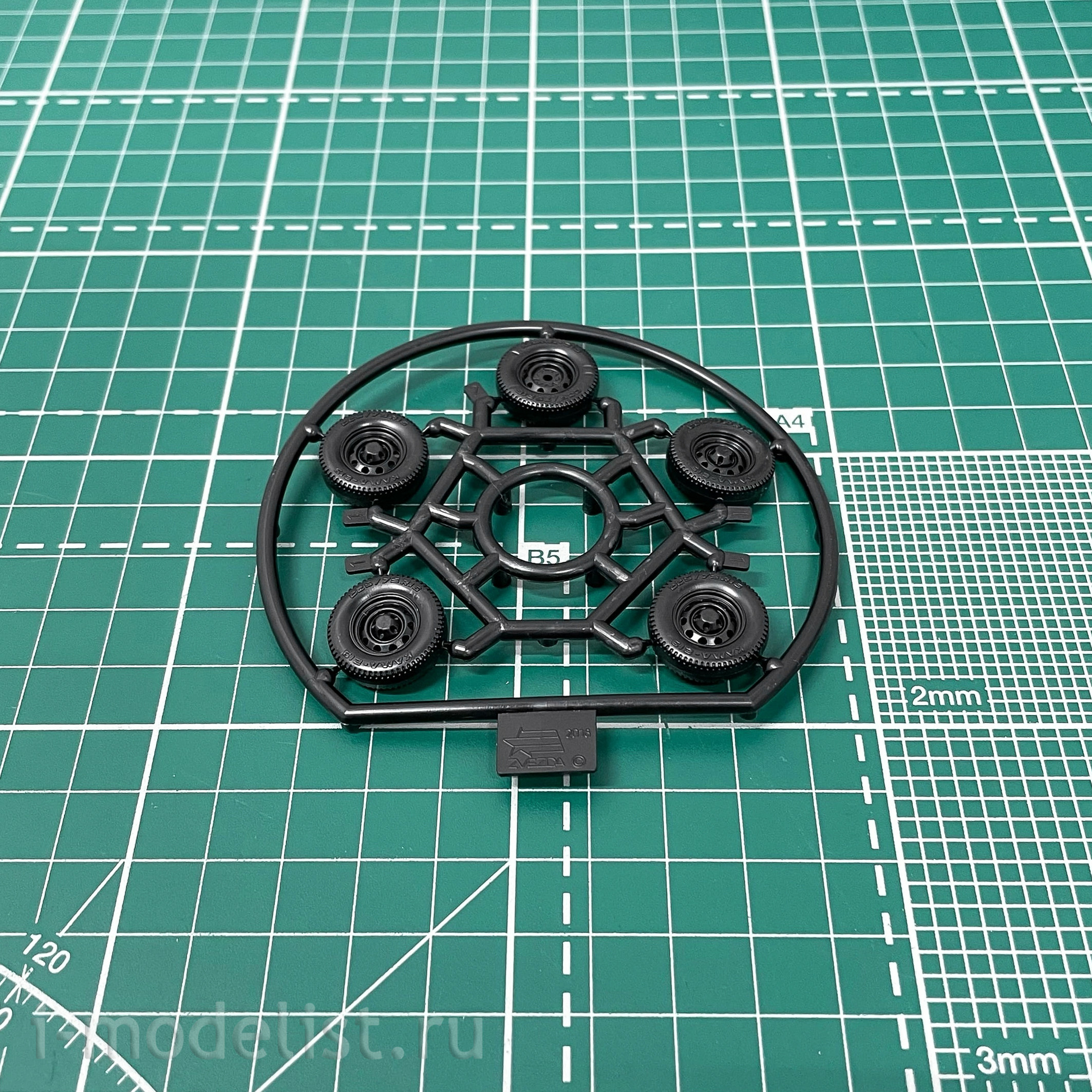 43001 Zvezda 1/43 UAZ 