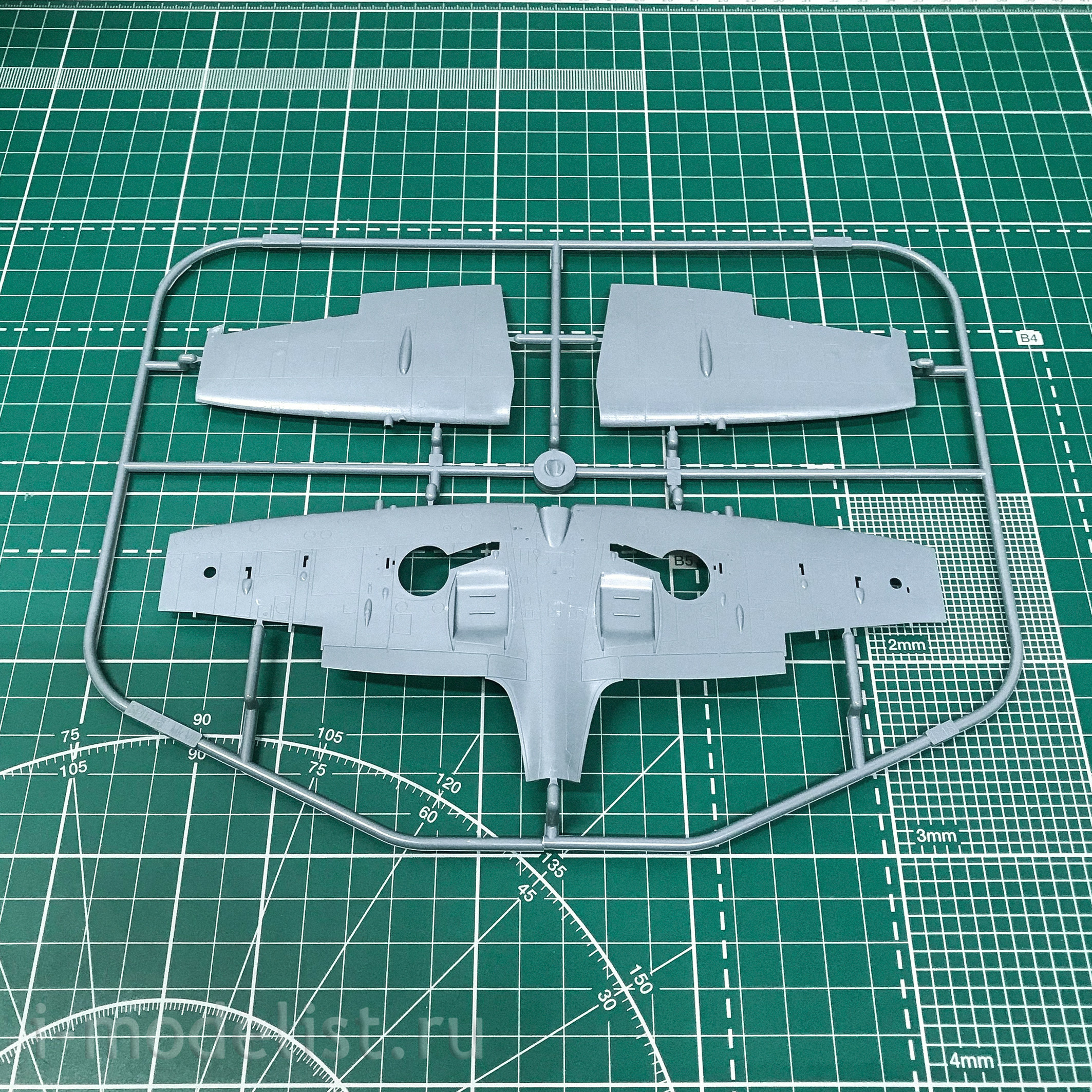 1188 Edward 1/48 Team model Aussie Eight / Spitfire Mk.VIII v Australii Dual Combo (two models in a set)