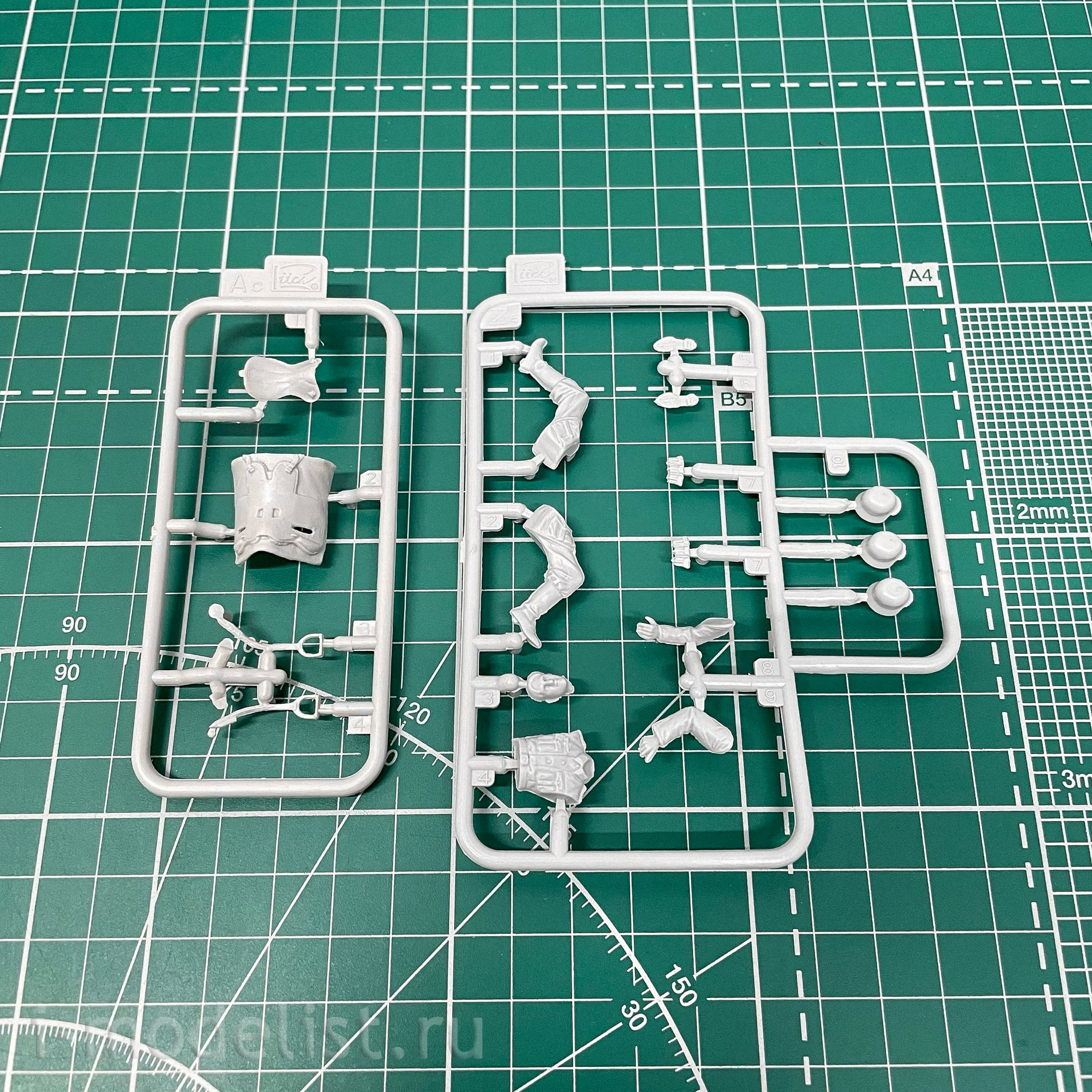 RV35012 Riich 1/35 Wagon with a pair of machine guns and horses