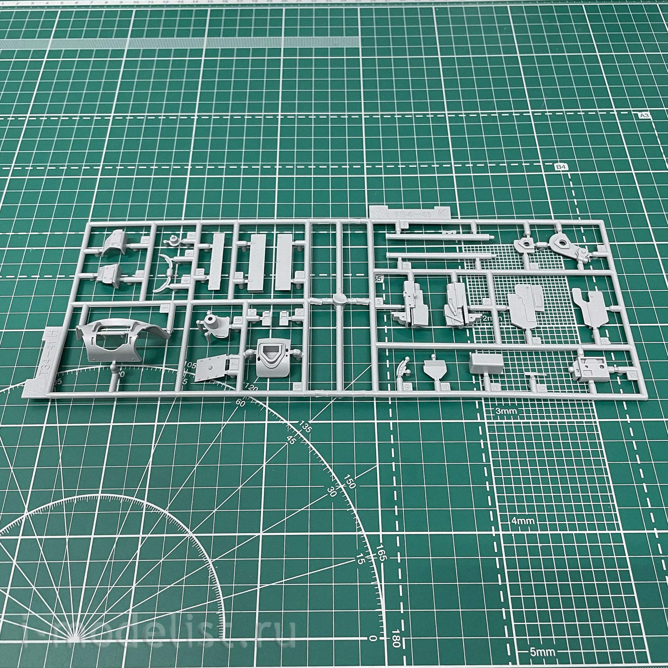 6424 Dragon 1/35 T-34/76 Mod.1942 Hexagonal Turret Soft Edge Type