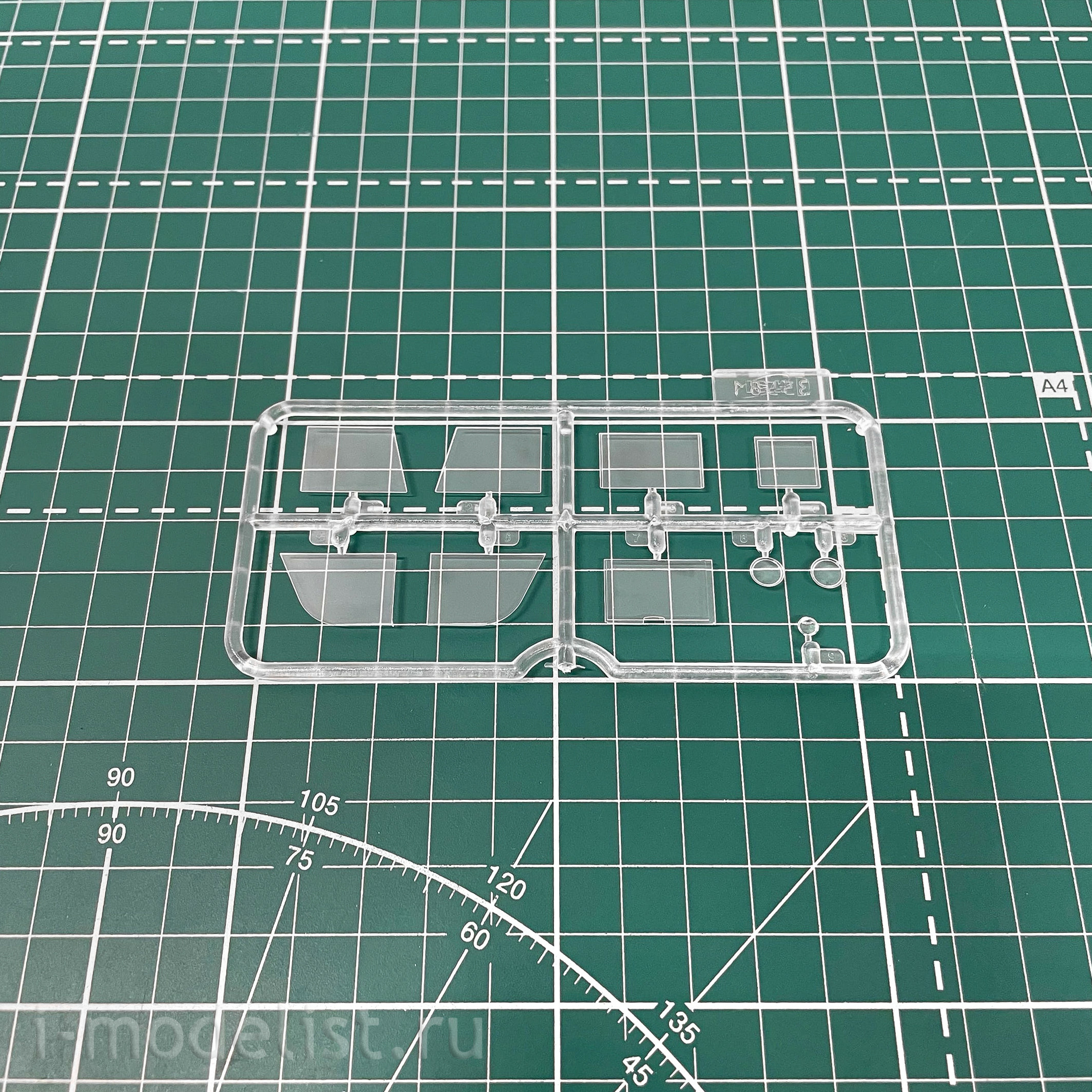 35584 ICM 1/35 le.gl.Einheitz-Pkw Kfz.4, German light anti-aircraft vehicle II MV