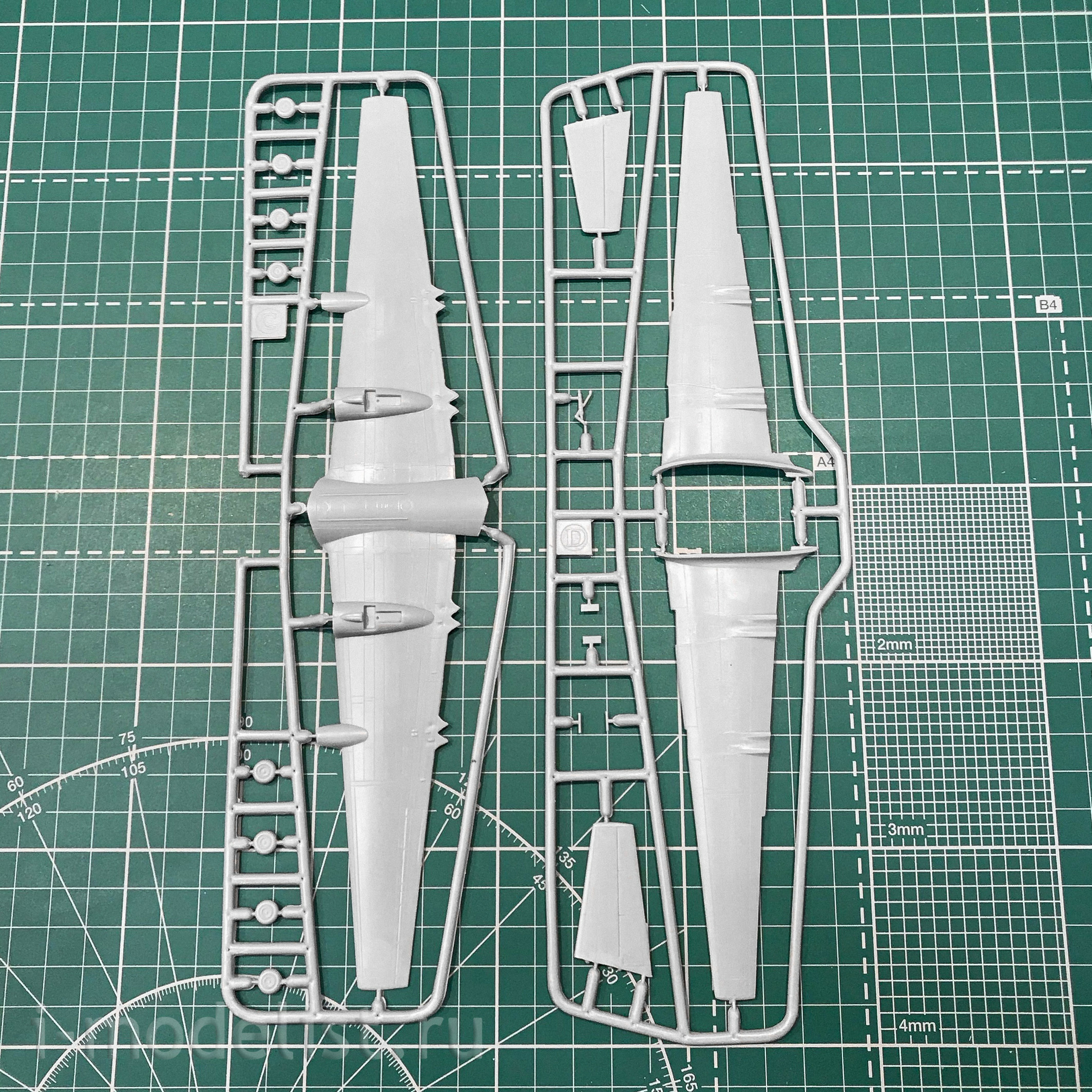 14467 East Express 1/144 Passenger airliner Il-18D