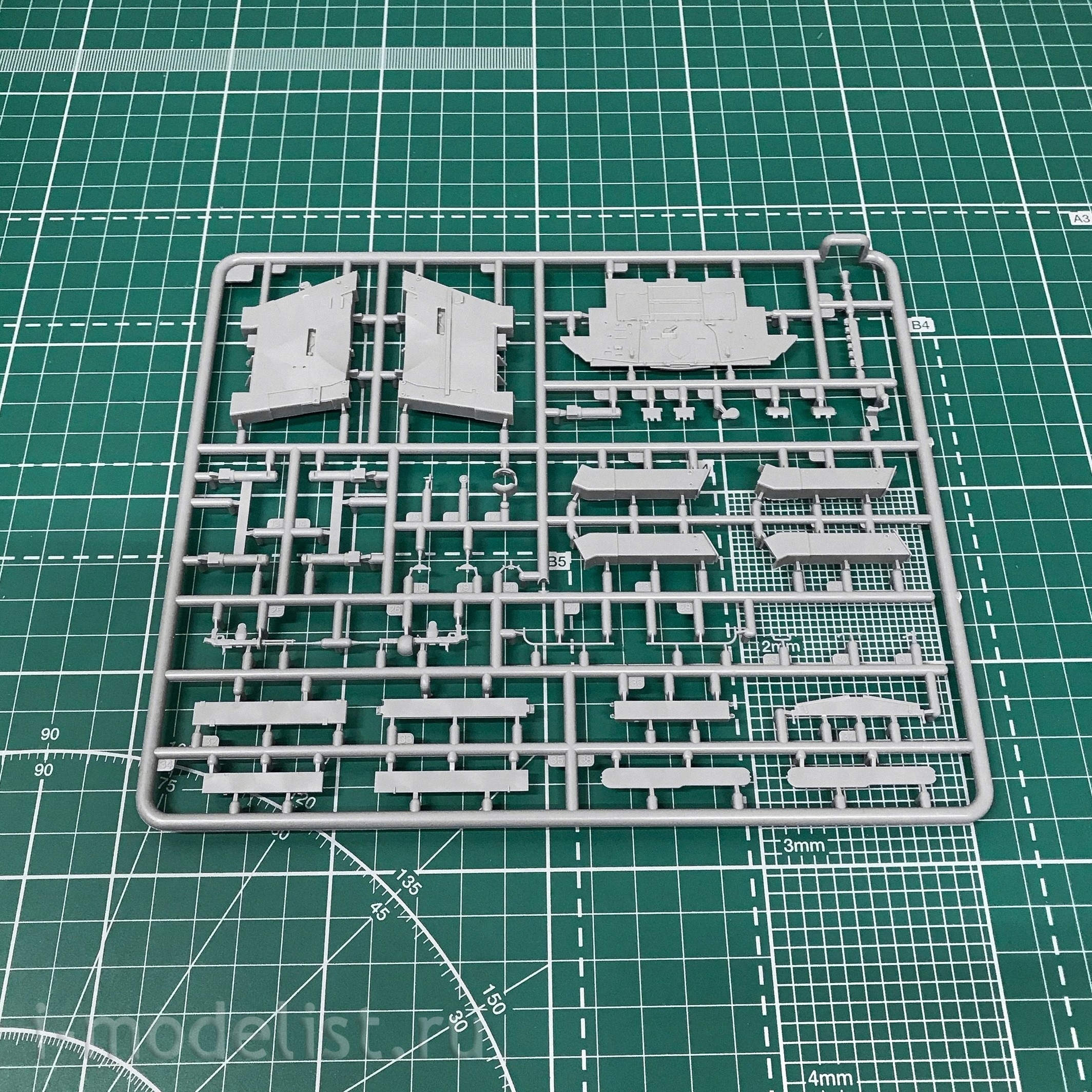 37098 MiniArt 1/35 Egyptian 34/85 tank with crew