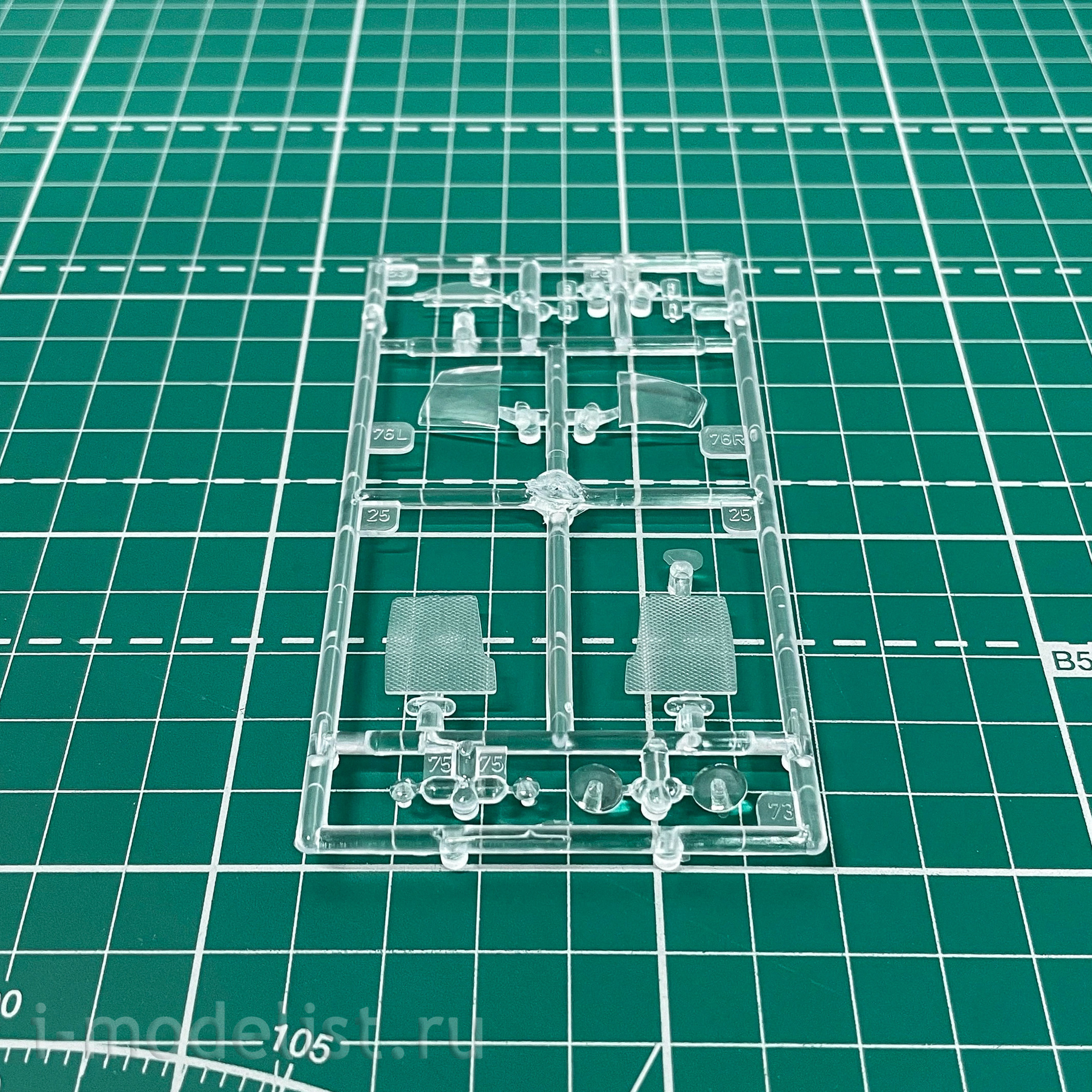 05682 Revell 1/24 Gift Set Audi R10 TDI + 3D Puzzle (Le Mans Race Track)		