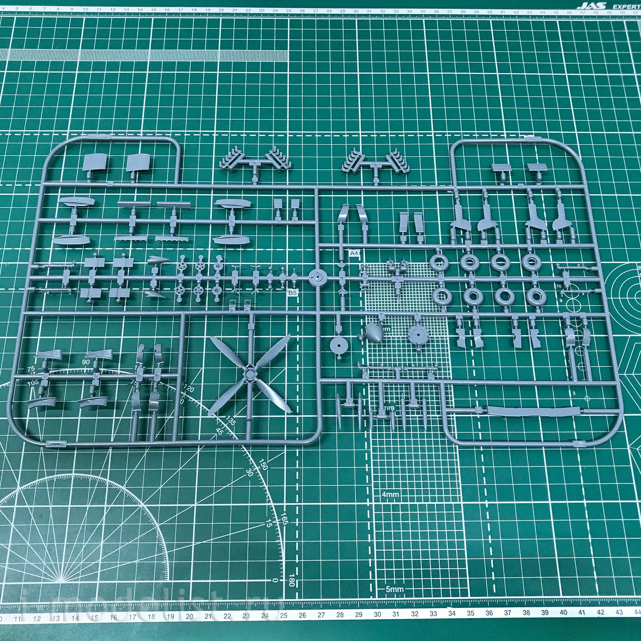 84159 Eduard 1/48 Spitfire Mk. VIII