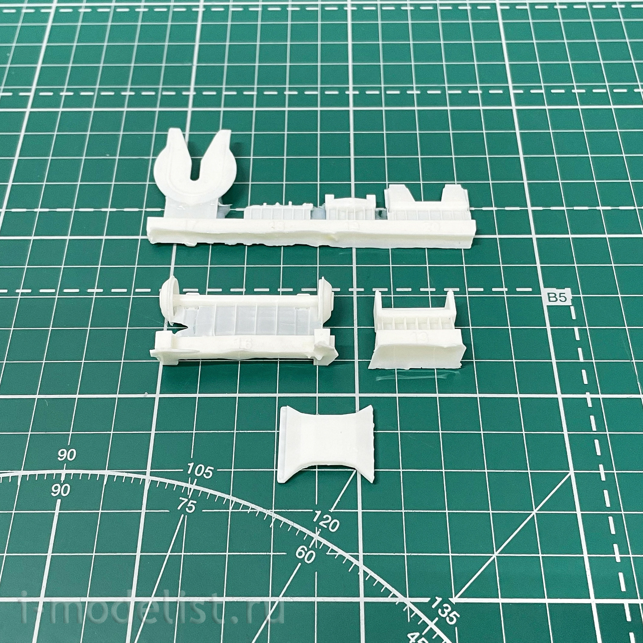 35030 GunTower Models 1/35 is a Soviet tractor with a semi-trailer. Kit 1 (51)